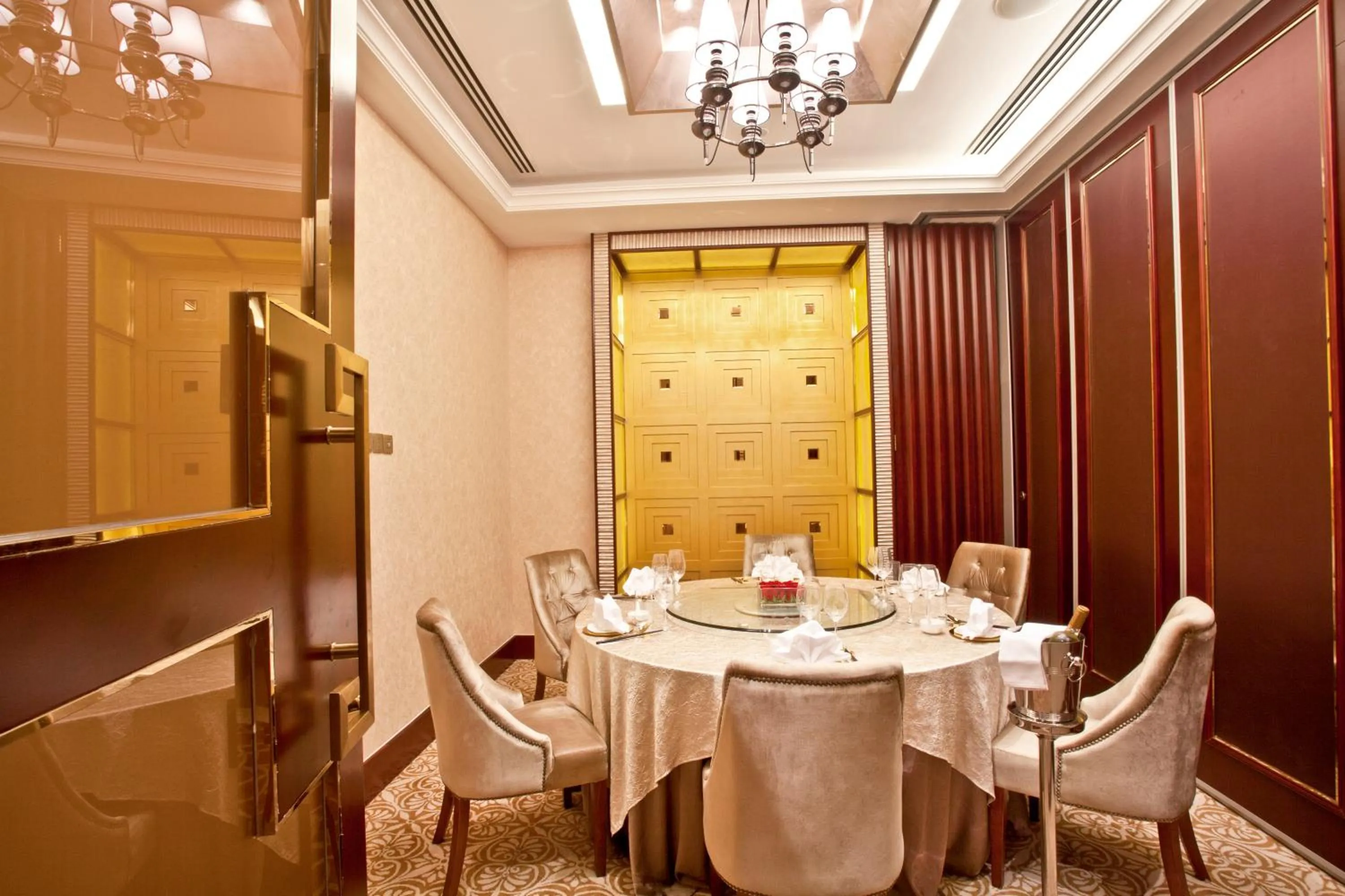 Restaurant/places to eat in Regal Plaza Hotel & Residence