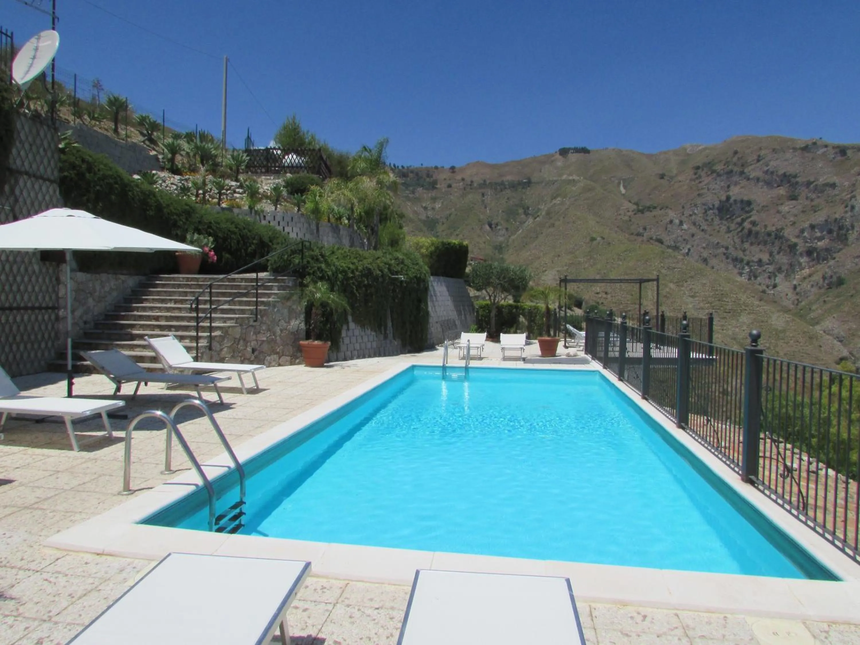 Swimming pool in Casale Di Caterina