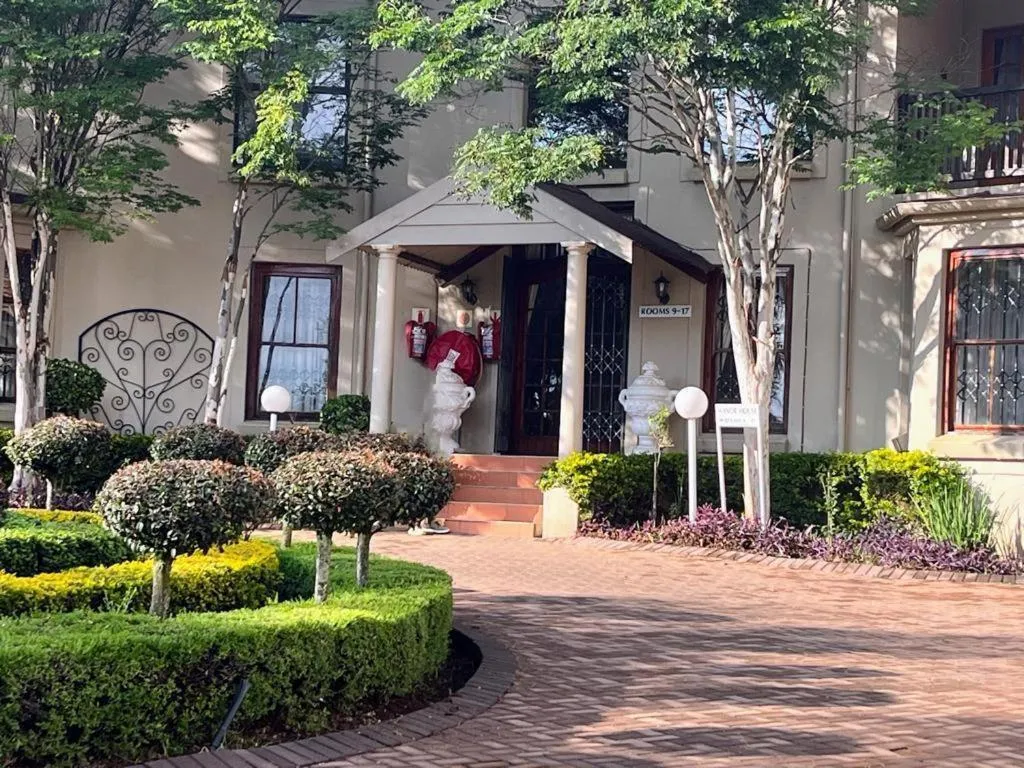 Facade/entrance in Hole In One