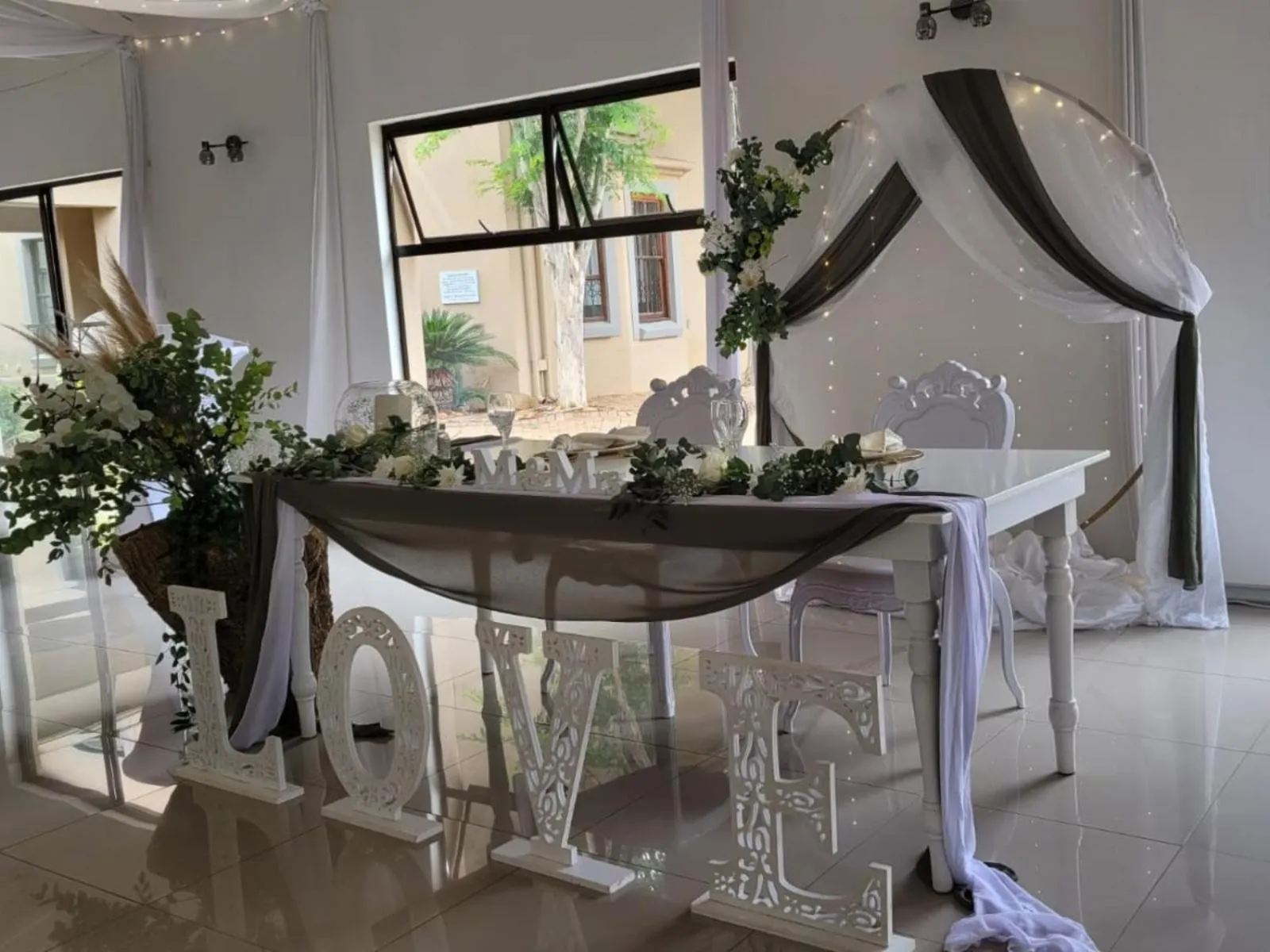 Decorative detail in Hole In One