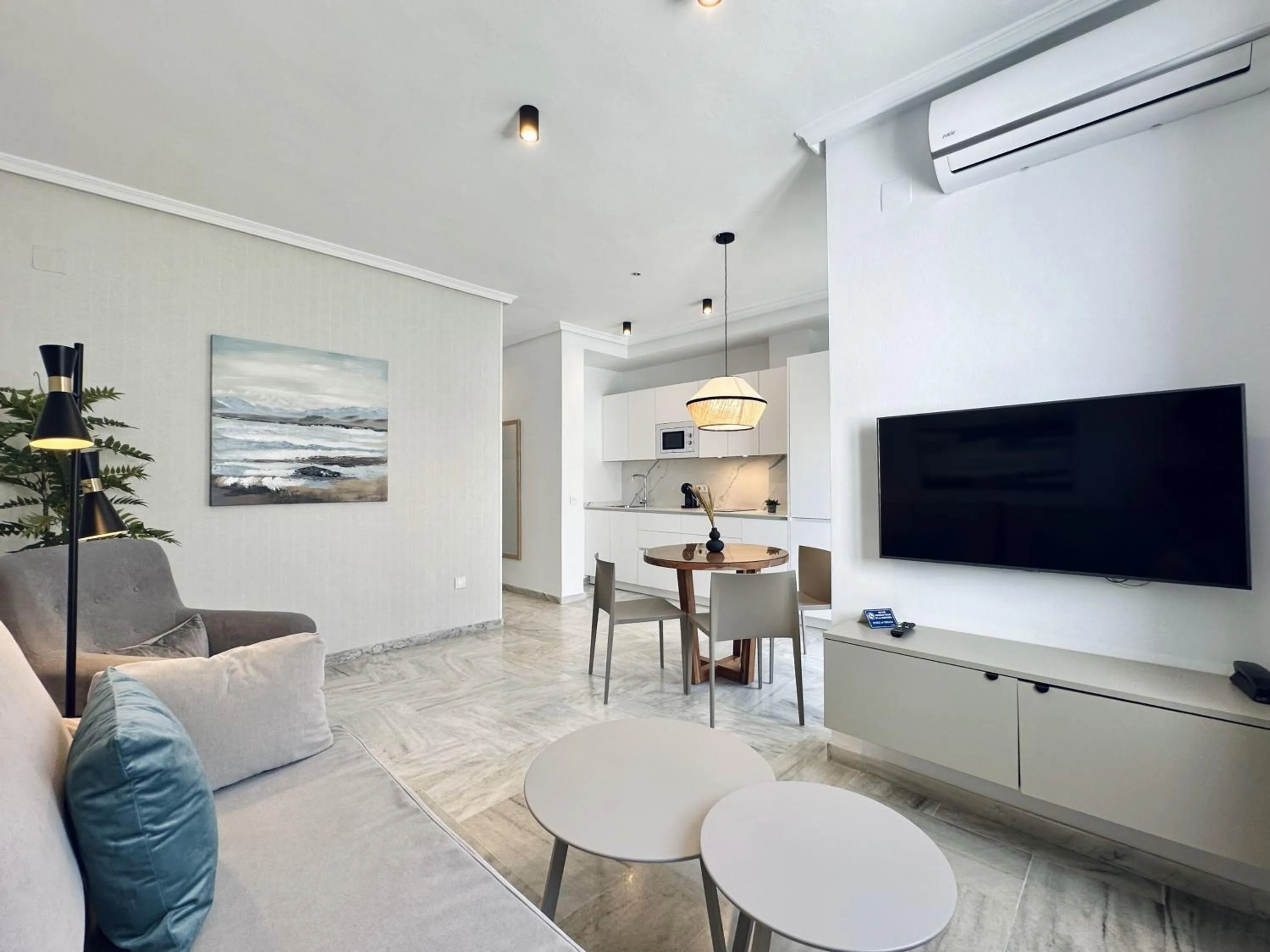 Communal lounge/ TV room in Hotel Apartamentos Marina Luz