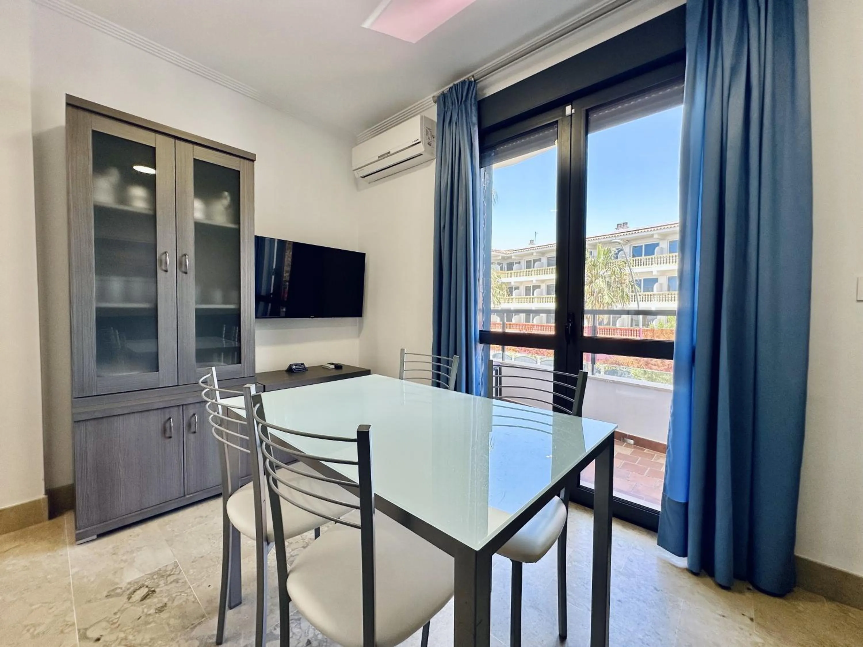 TV and multimedia in Hotel Apartamentos Marina Luz