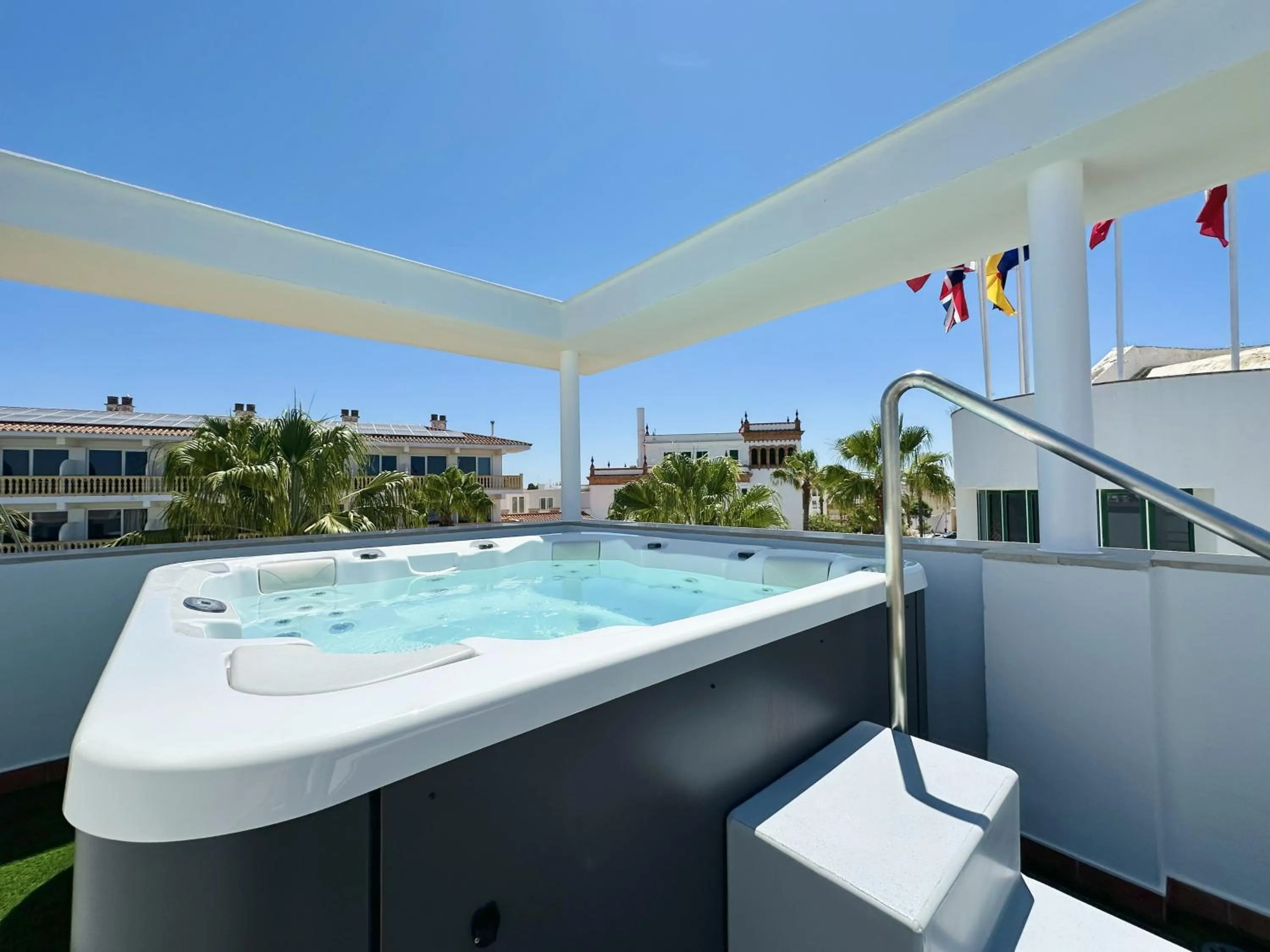 Hot Tub in Hotel Apartamentos Marina Luz