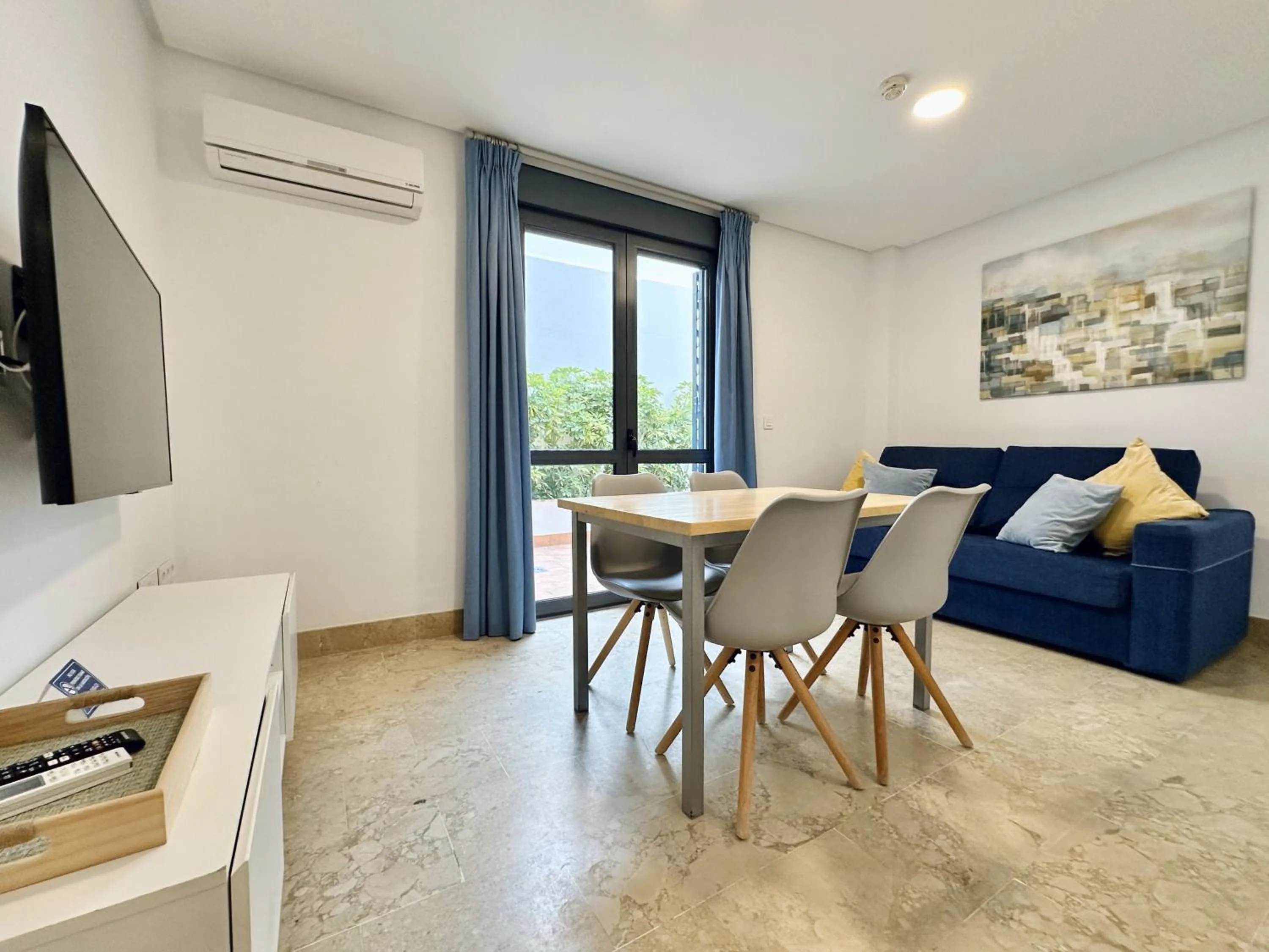 TV and multimedia in Hotel Apartamentos Marina Luz