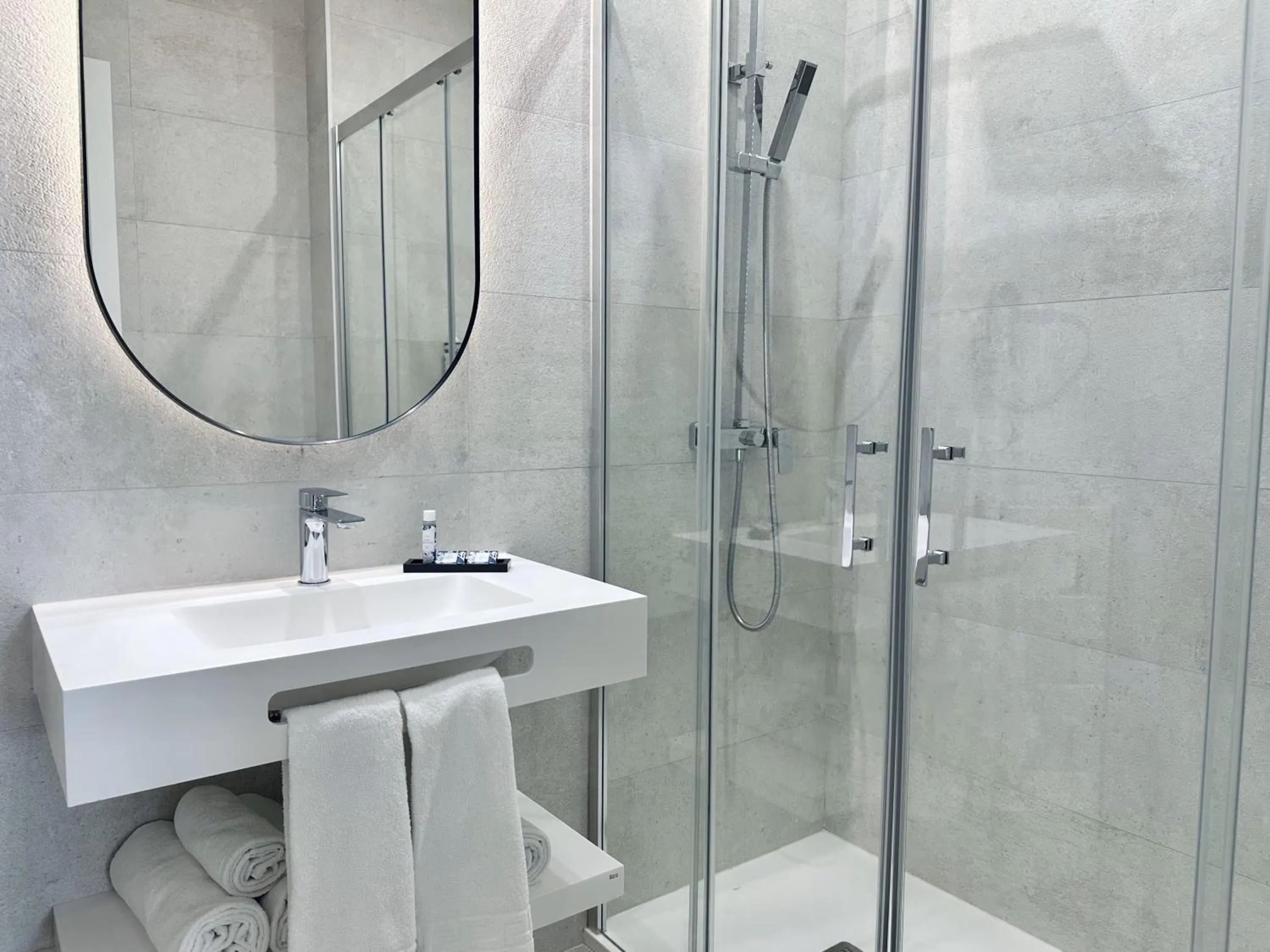 Shower in Hotel Apartamentos Marina Luz