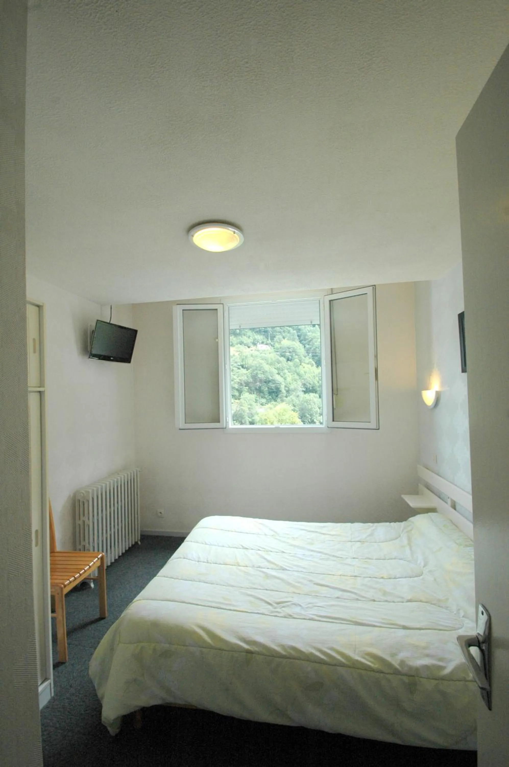 Photo of the whole room, Bed in Appart Le Chili- Quartier thermal- Parc remarquable - Linge fourni
