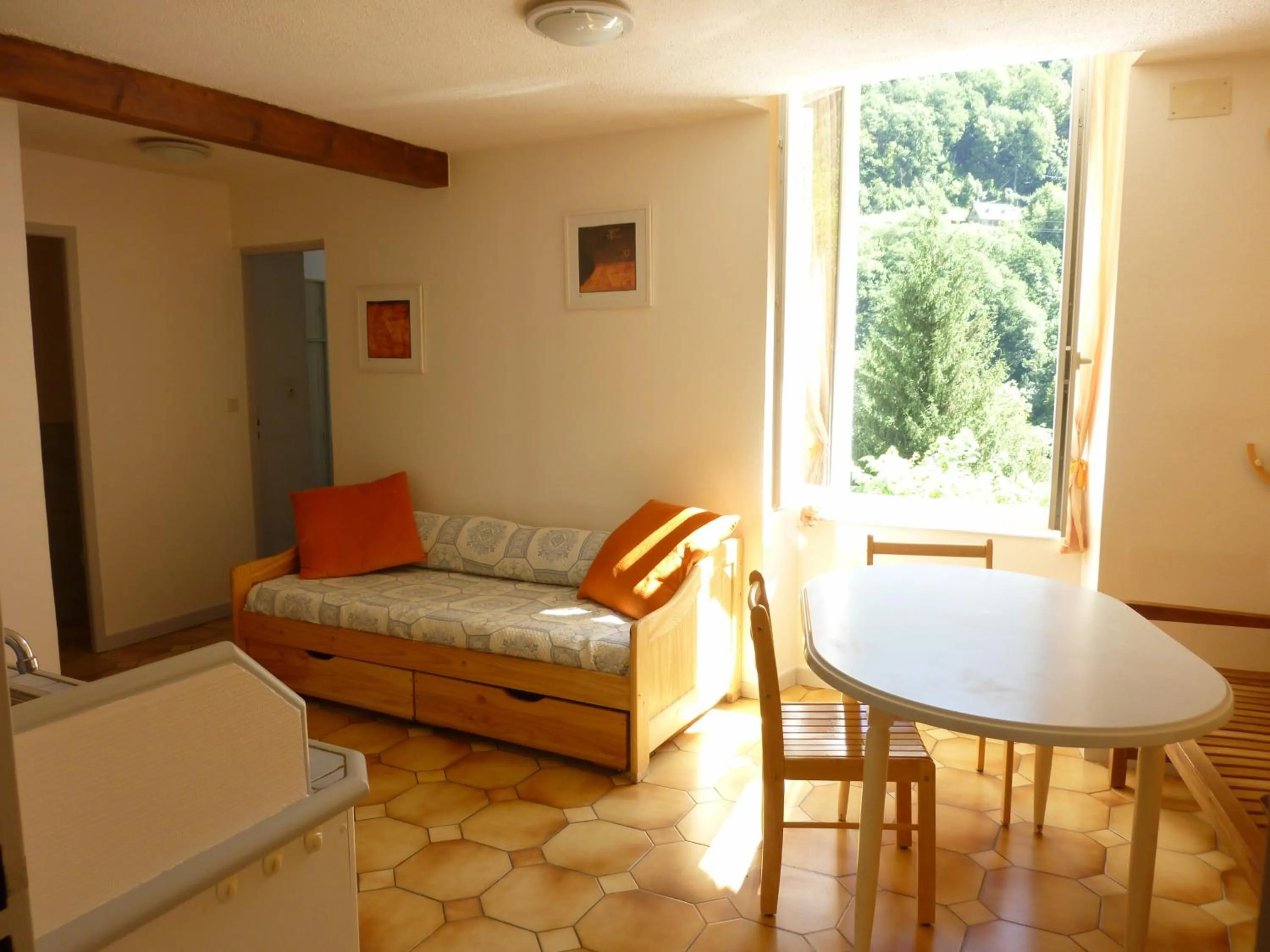 Dining area in Appart Le Chili- Quartier thermal- Parc remarquable - Linge fourni