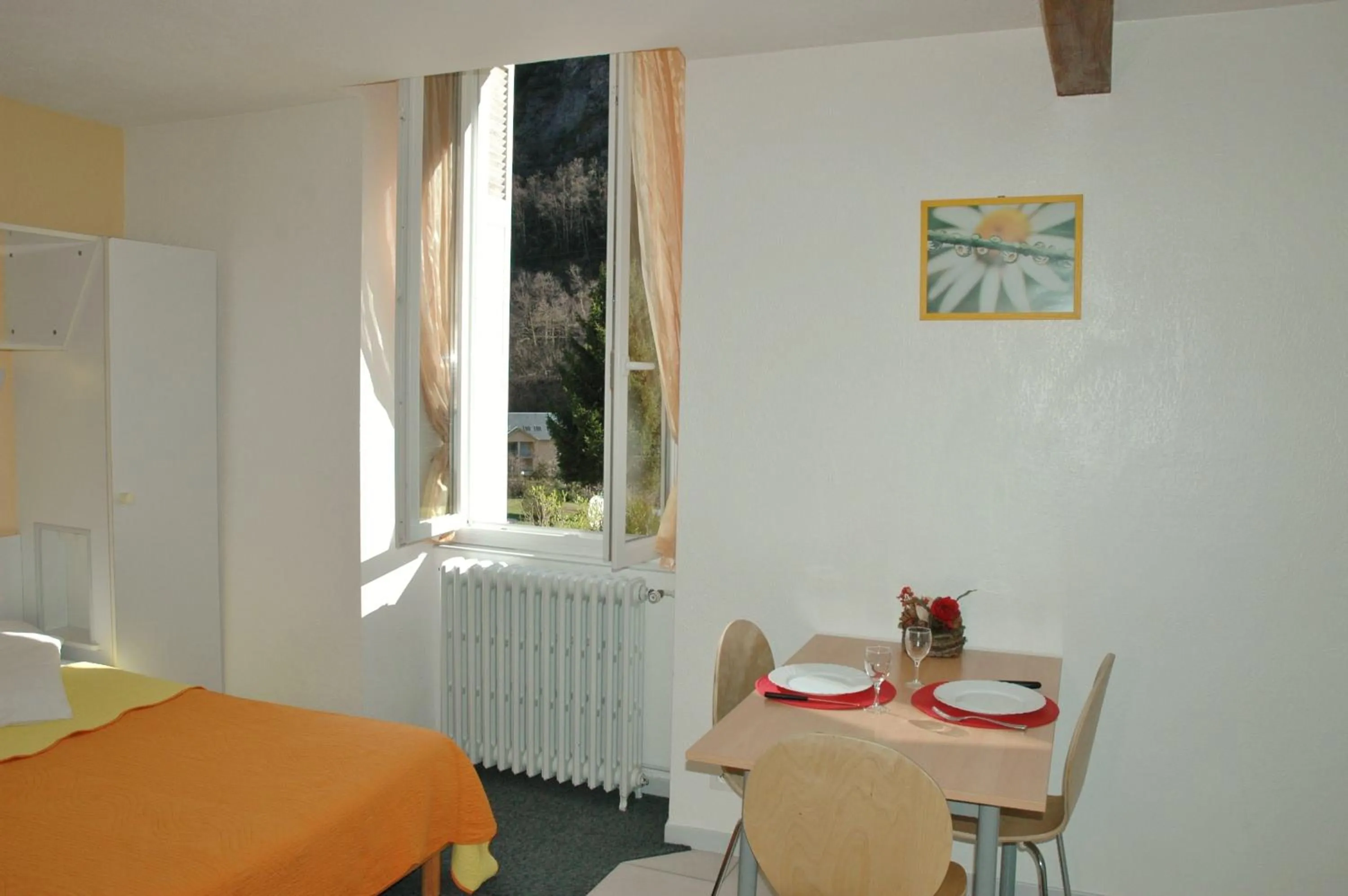 Dining area in Appart Le Chili- Quartier thermal- Parc remarquable - Linge fourni