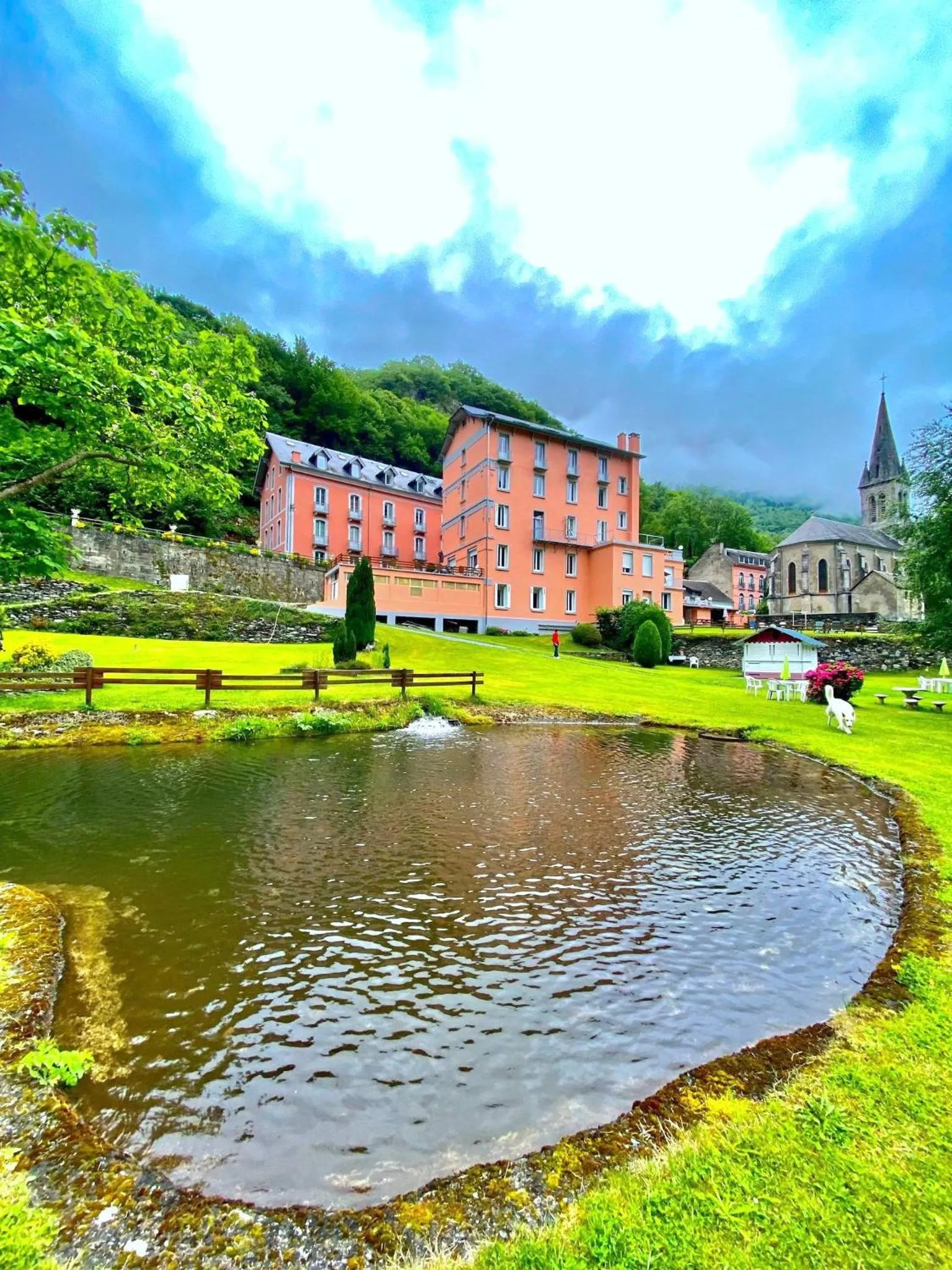 Property building in Appart Le Chili- Quartier thermal- Parc remarquable - Linge fourni