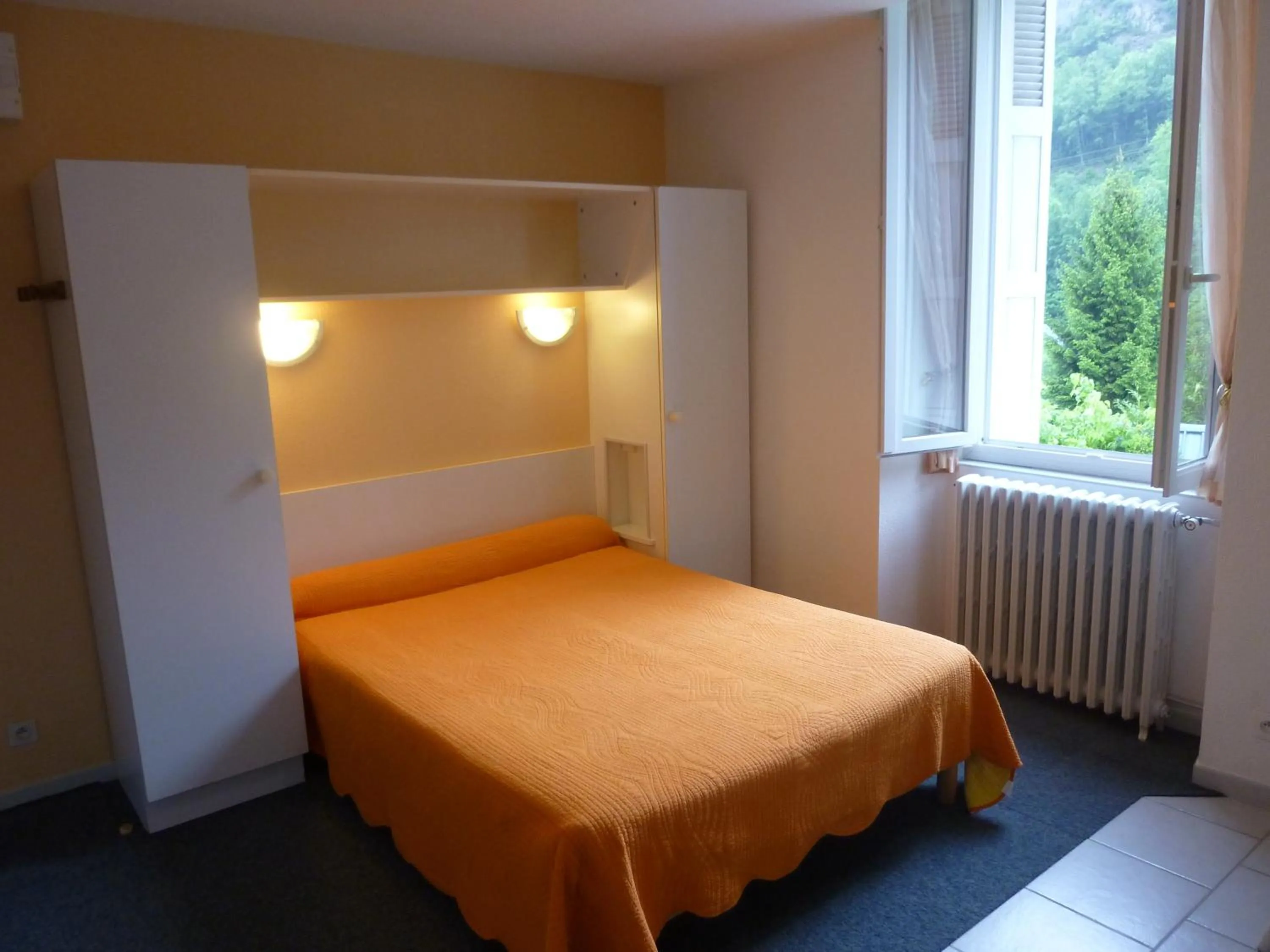 Photo of the whole room, Bed in Appart Le Chili- Quartier thermal- Parc remarquable - Linge fourni