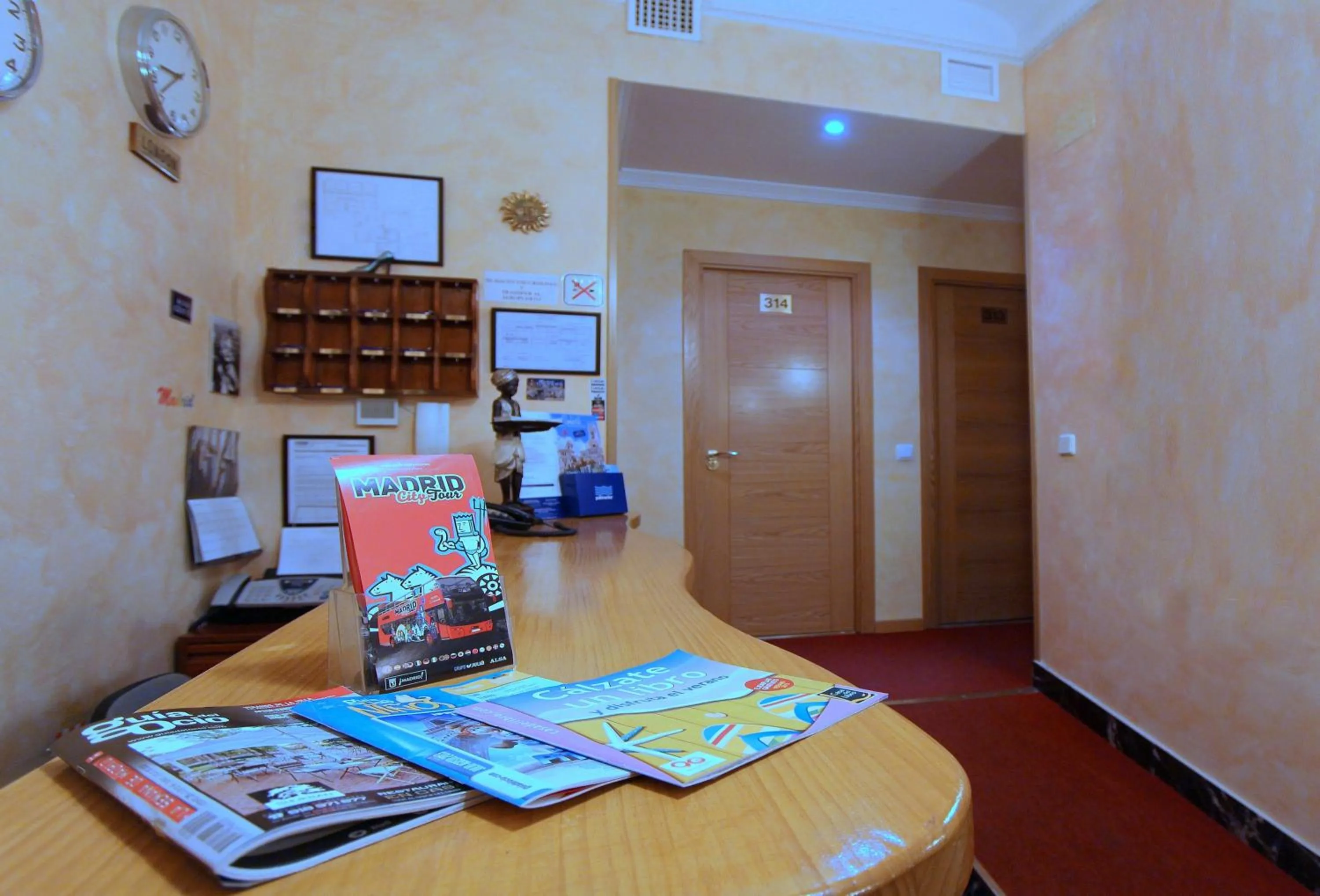 Lobby or reception, Bed in Hostal Regio