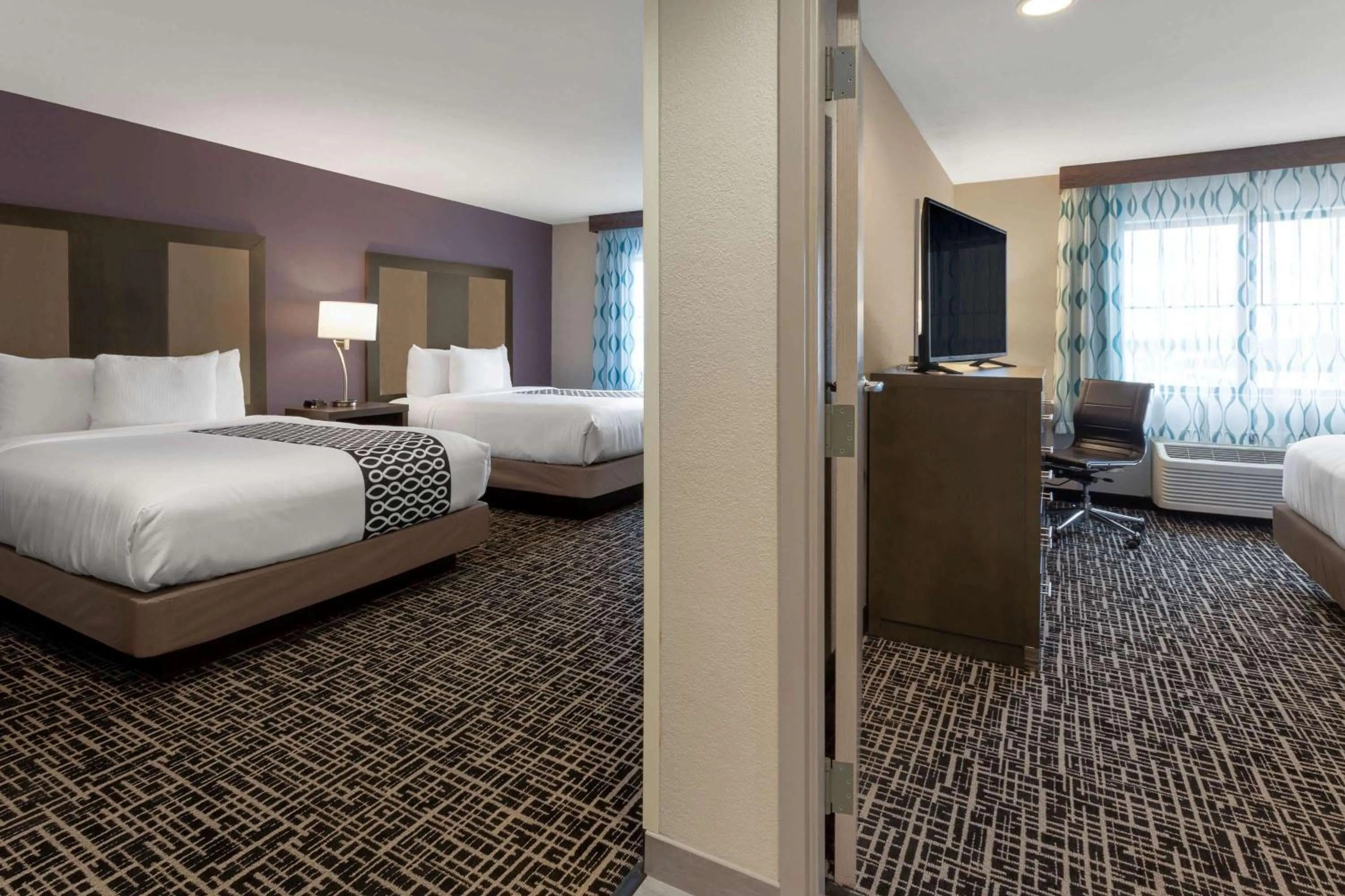 Photo of the whole room, Bed in La Quinta by Wyndham Wichita Airport