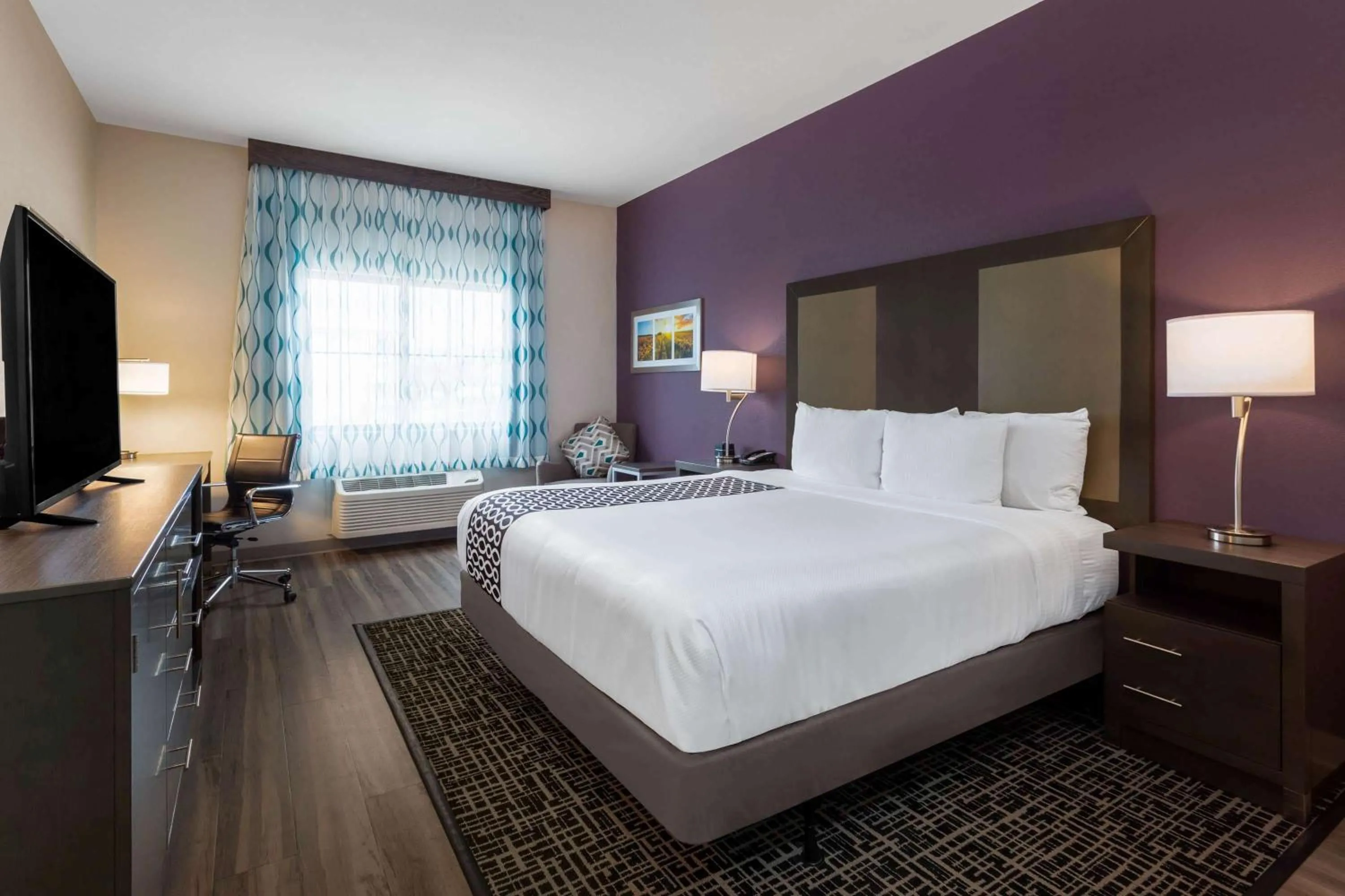 Photo of the whole room, Bed in La Quinta by Wyndham Wichita Airport