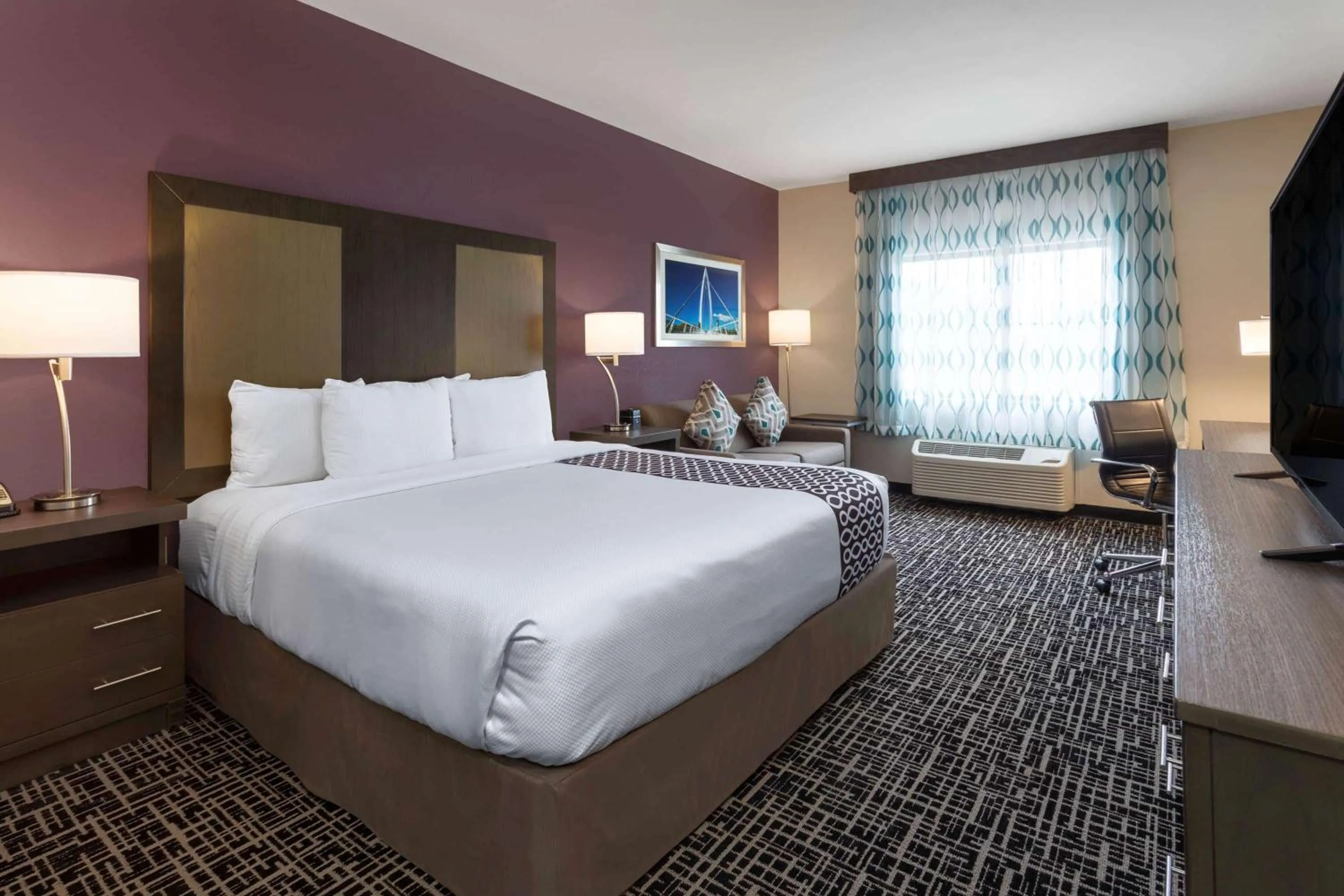 Photo of the whole room, Bed in La Quinta by Wyndham Wichita Airport