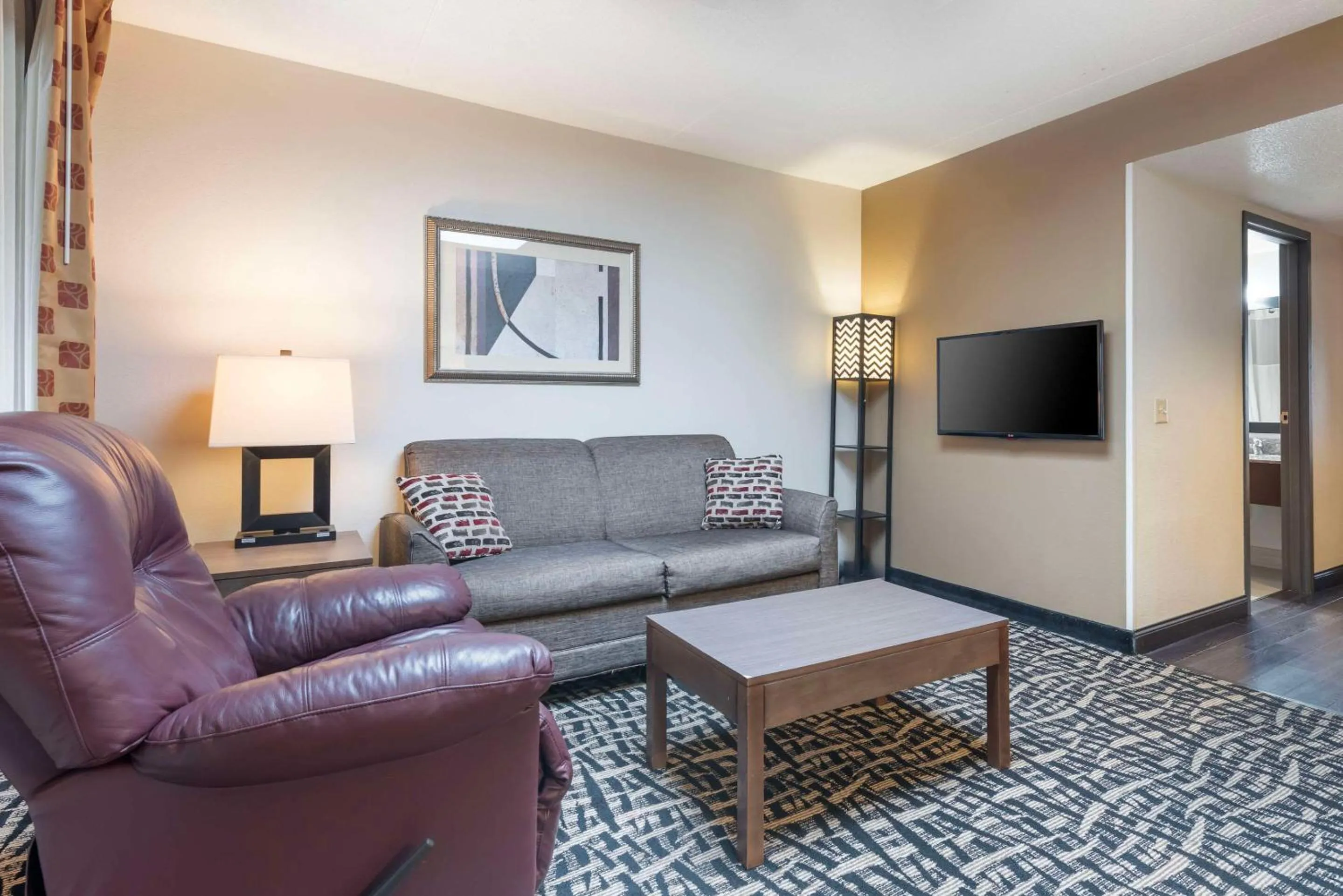 Living room in Quality Inn & Suites Mayo Clinic Area