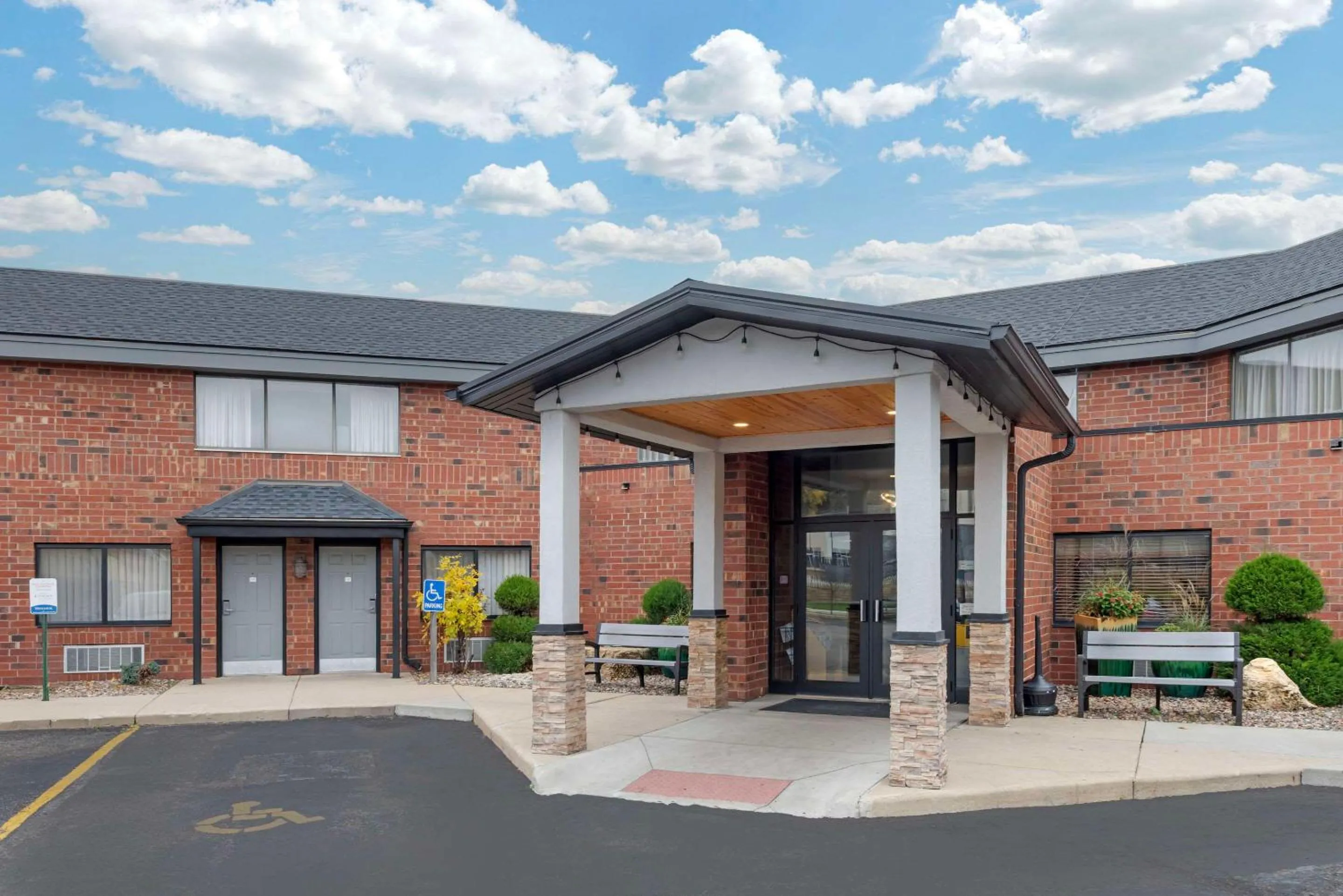 Property building in Quality Inn & Suites Mayo Clinic Area