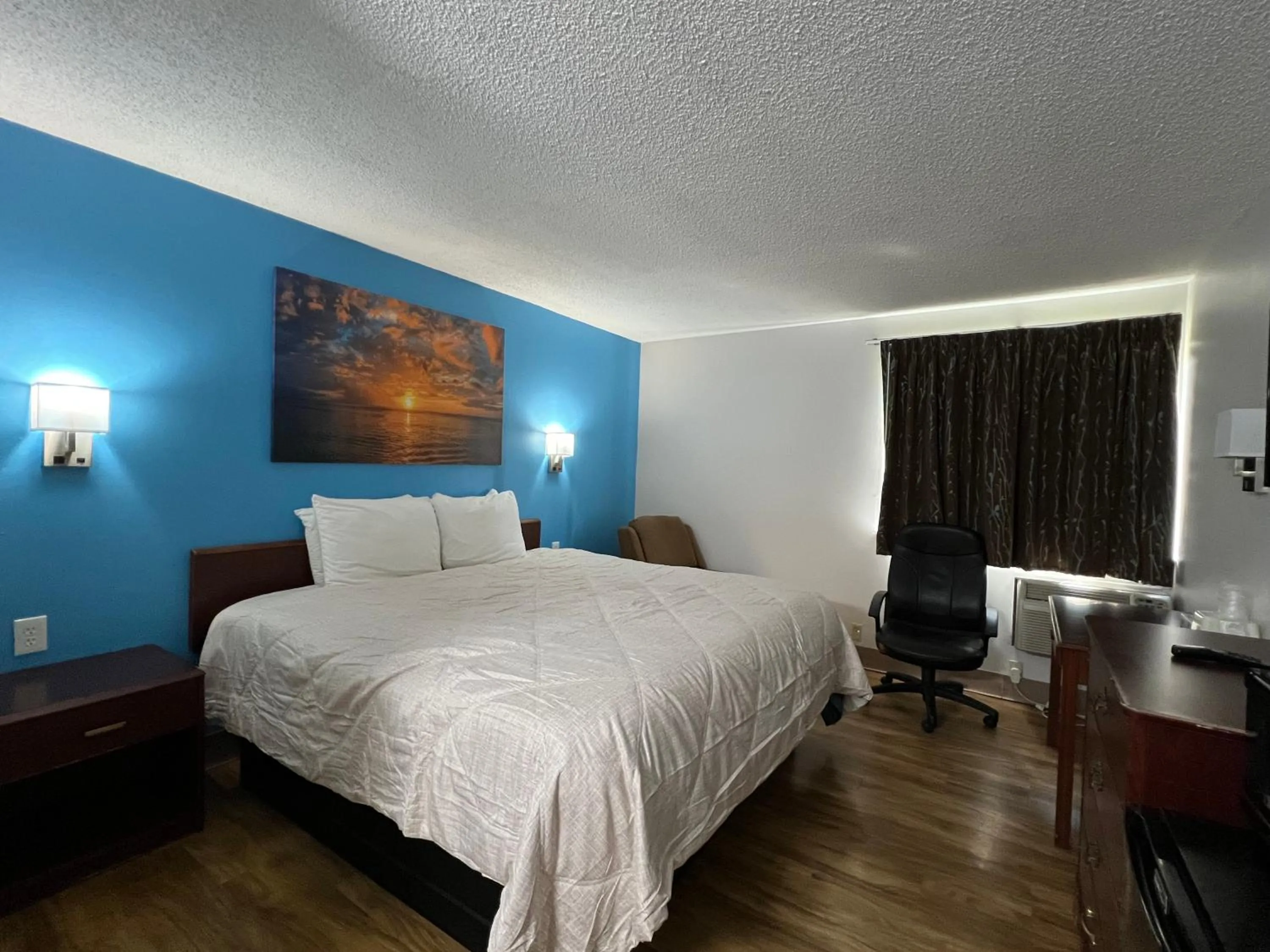 Bed in Extended Stay Warrenton Inn