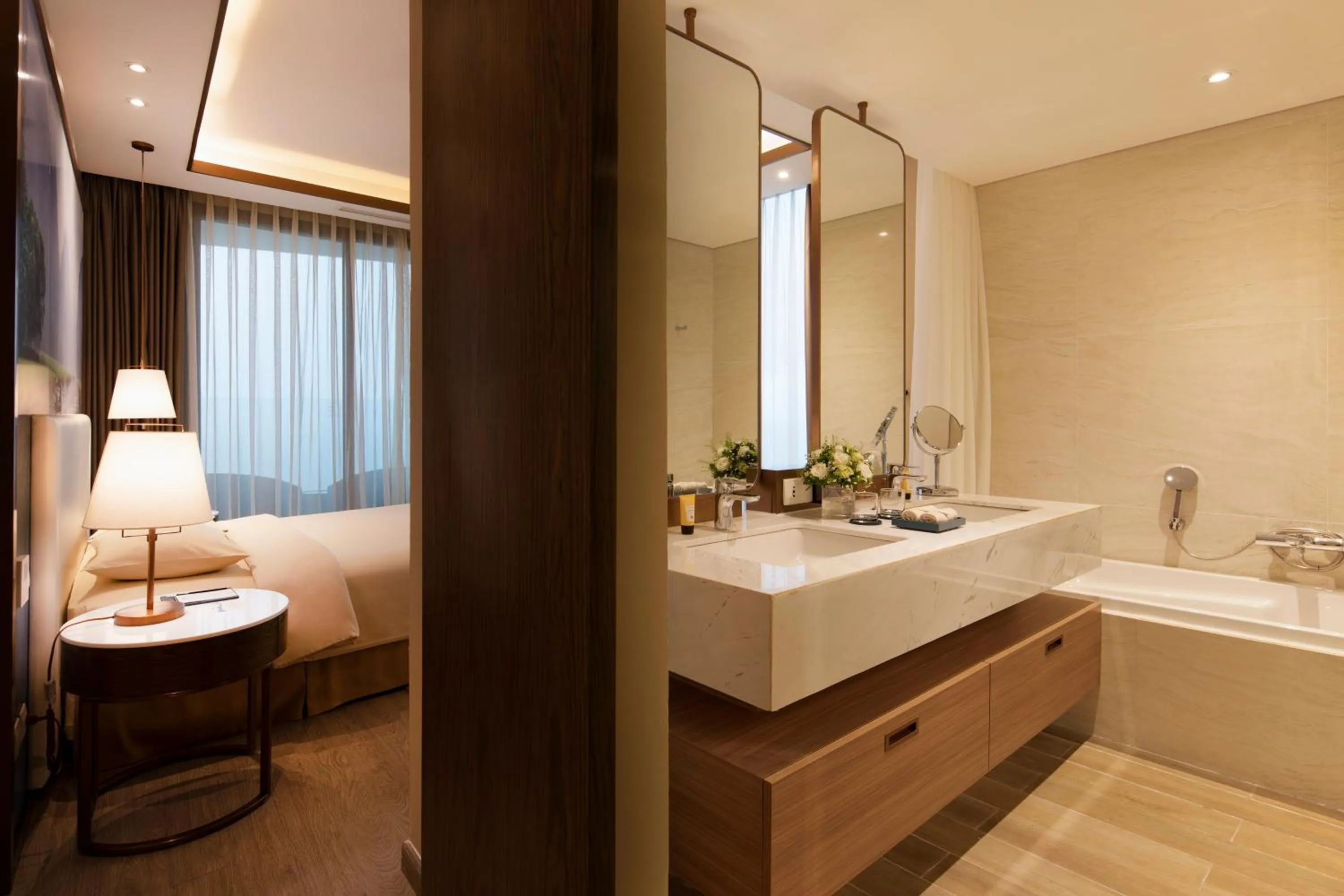 Bathroom, Bed in FLC Grand Hotel Samson