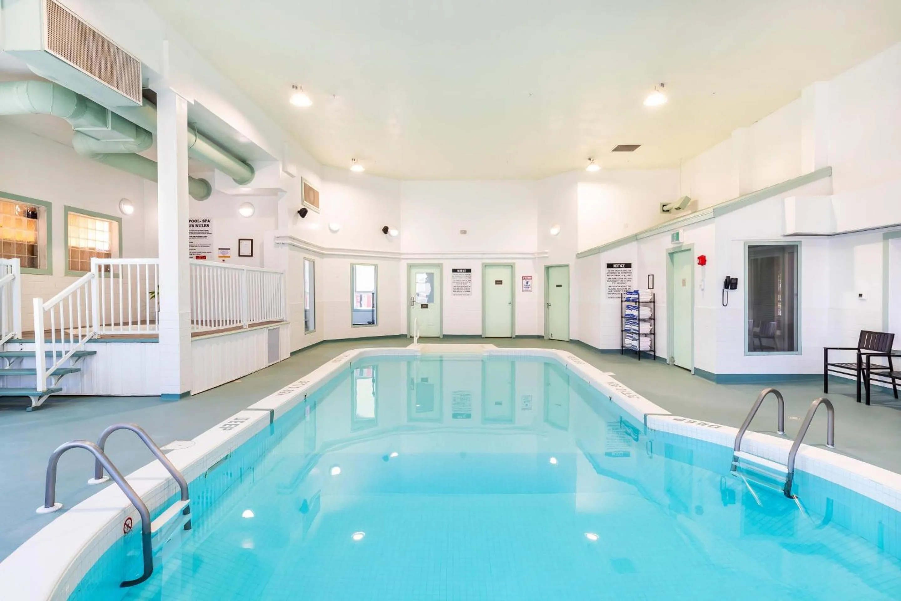 Swimming pool in Comfort Inn & Suites