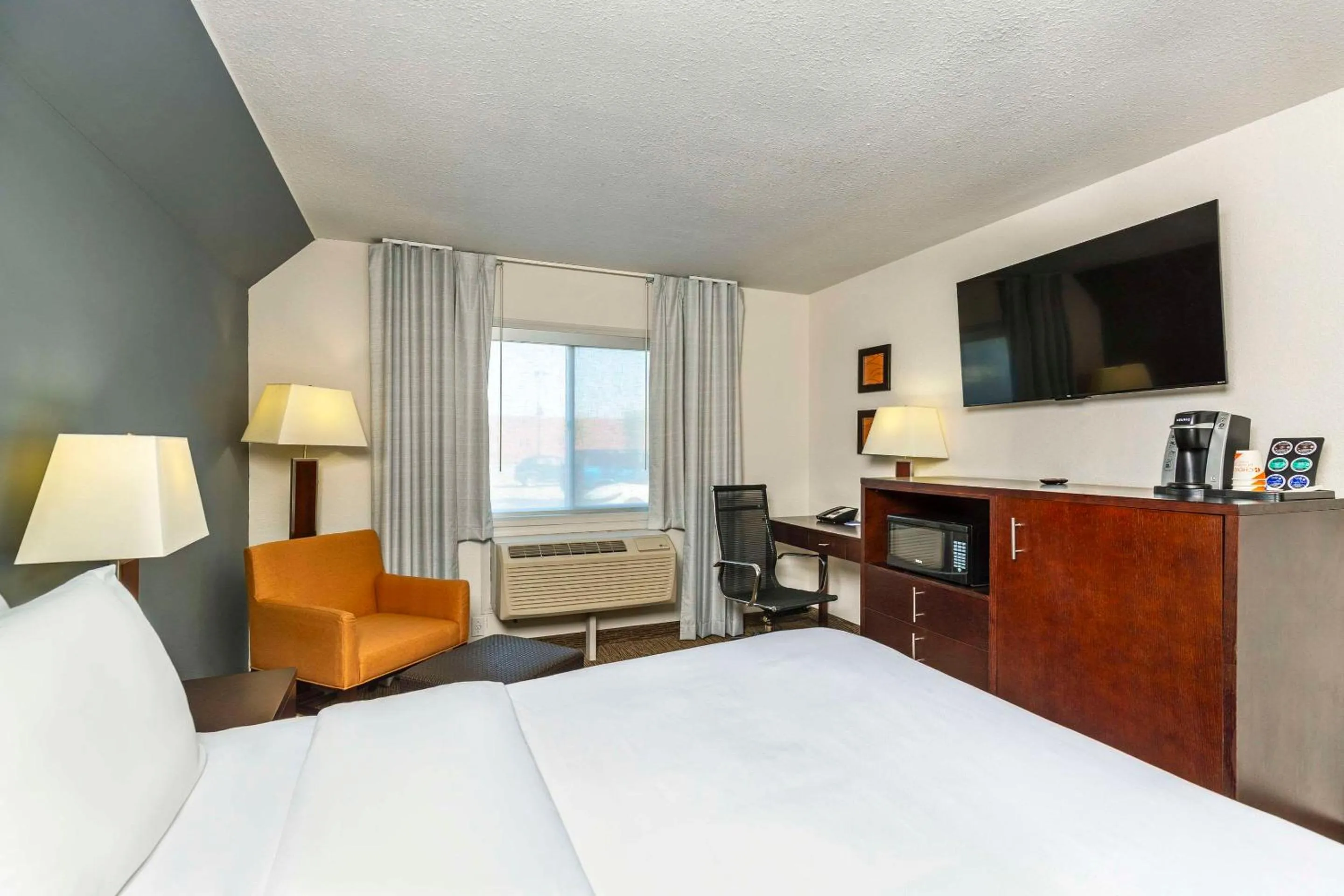 Bedroom, Bed in Comfort Inn & Suites