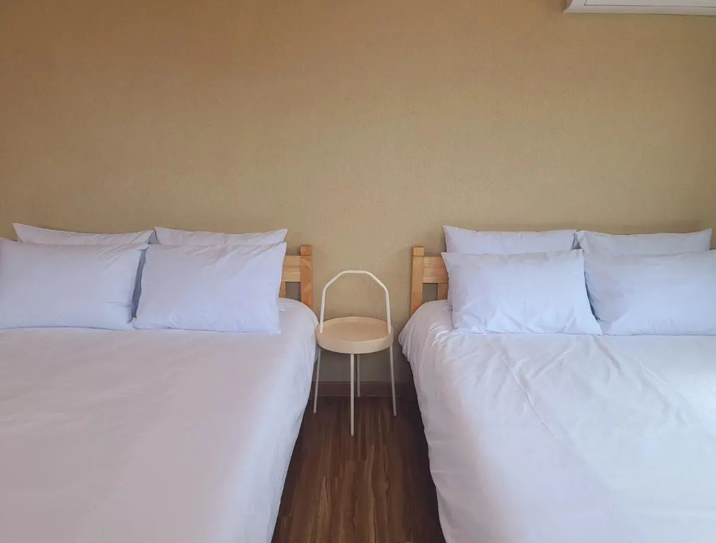 Large Twin Room in TreehouseUnseo GuestHouse Large Twin Room in TreehouseUnseo GuestHouse