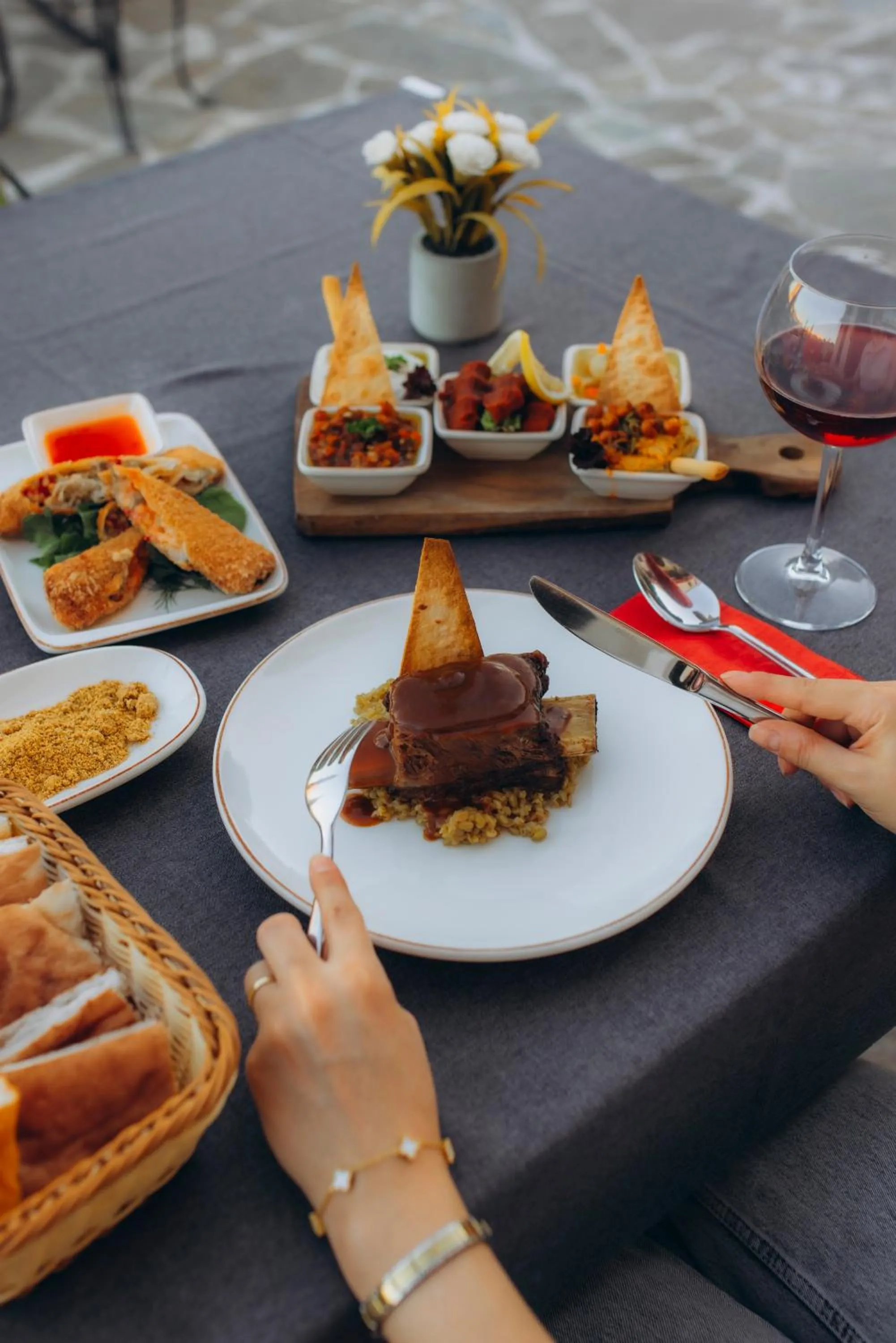 Restaurant/places to eat in Hezen Cave Hotel