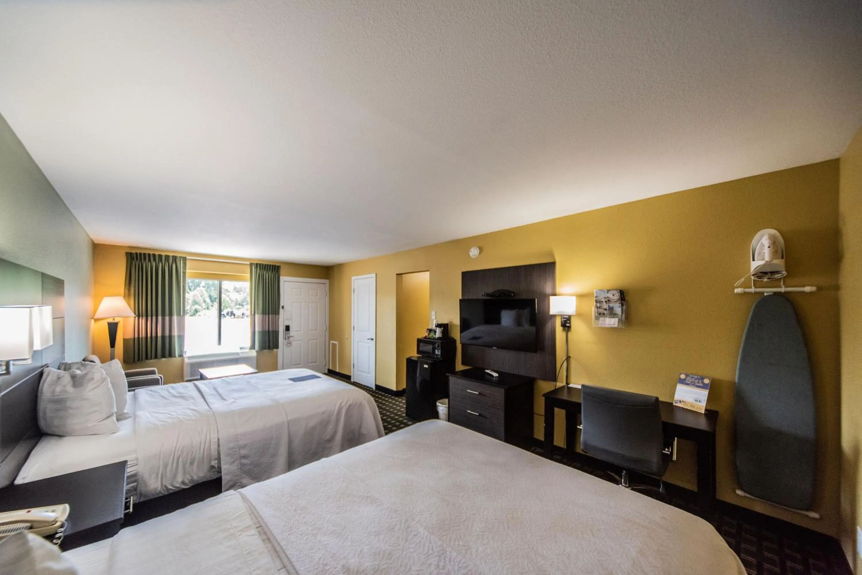 Bed in Relax Inn and Suites Kuttawa