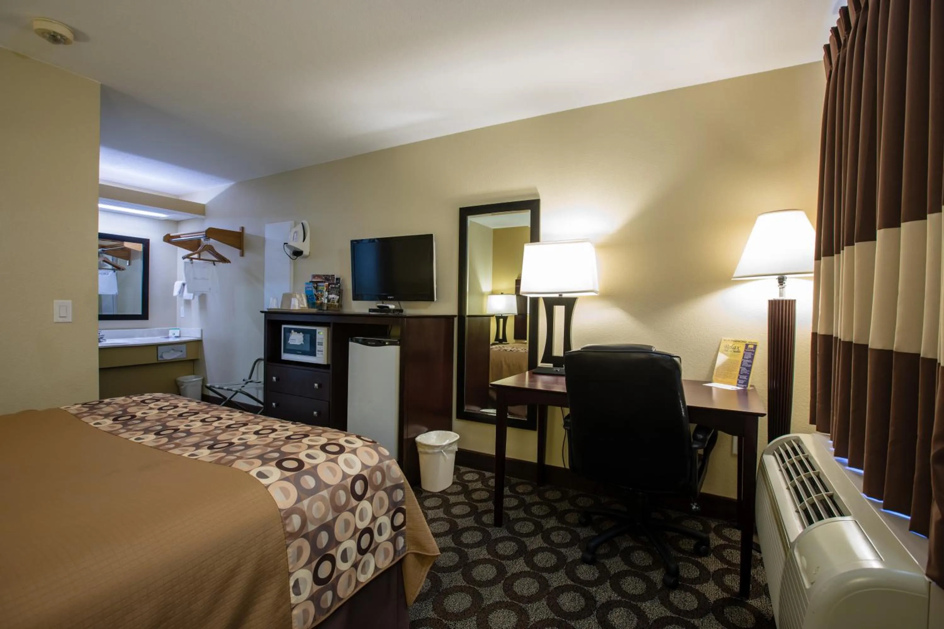 Bed in Relax Inn and Suites Kuttawa