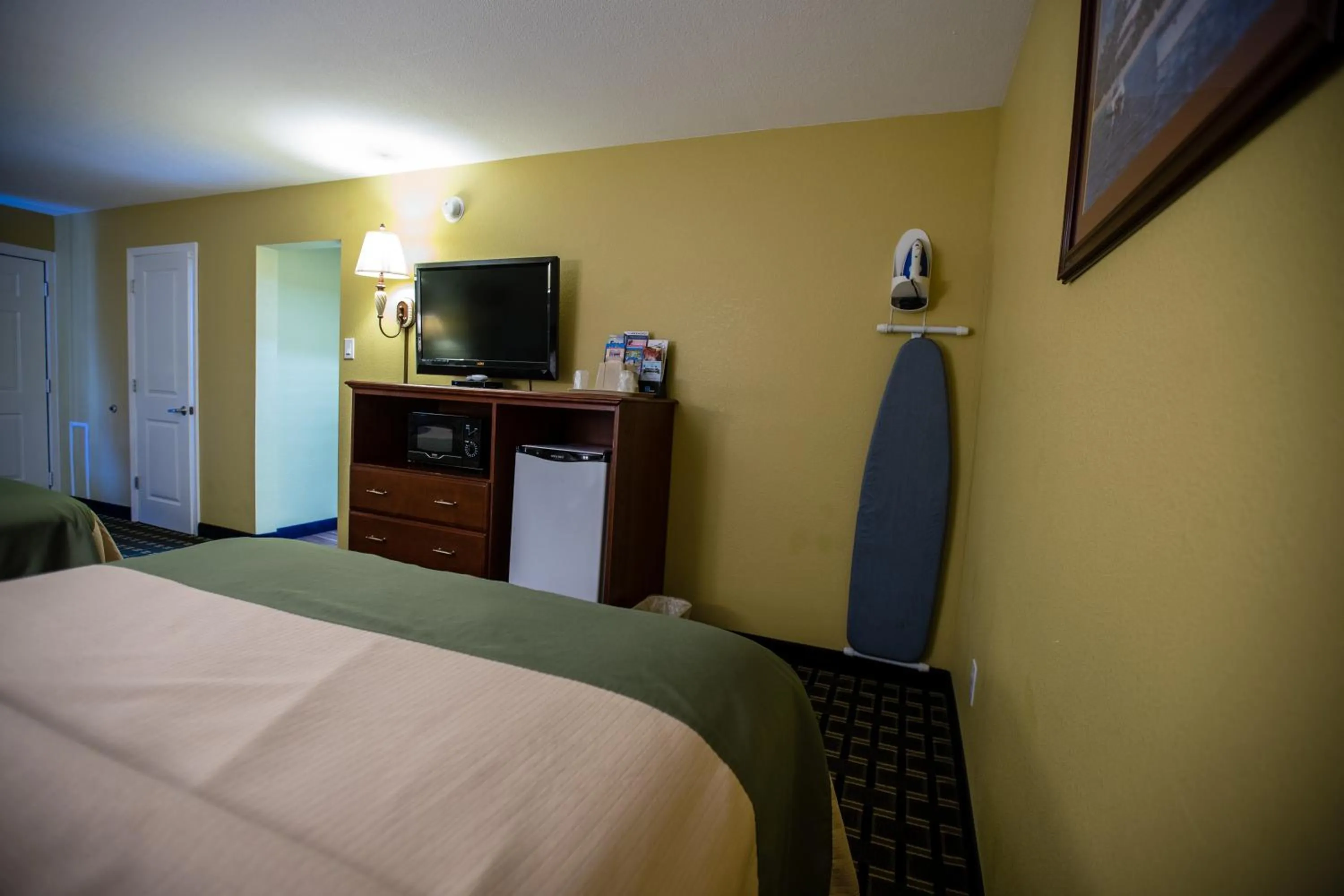 Bed in Relax Inn and Suites Kuttawa