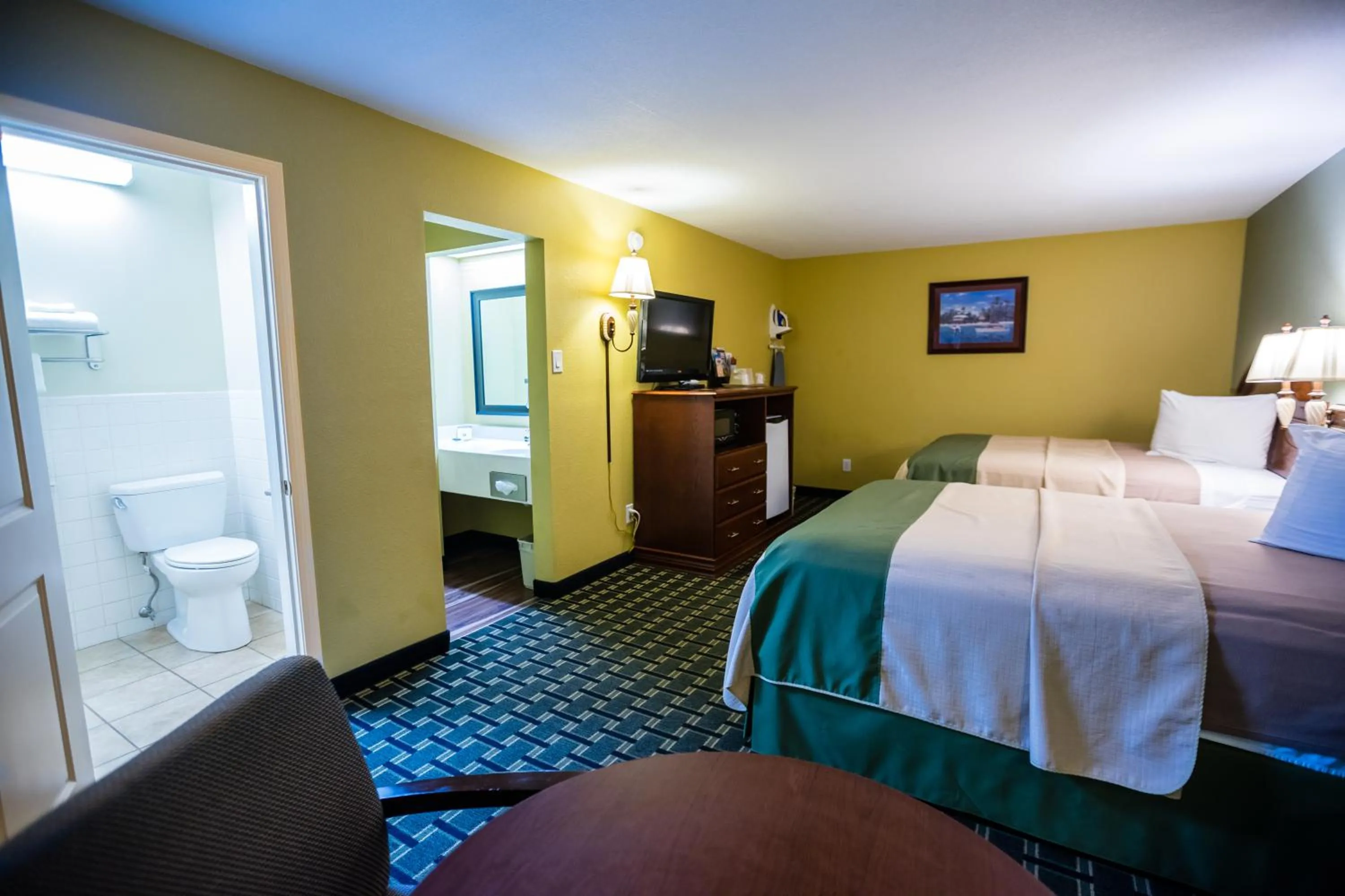 Bed in Relax Inn and Suites Kuttawa