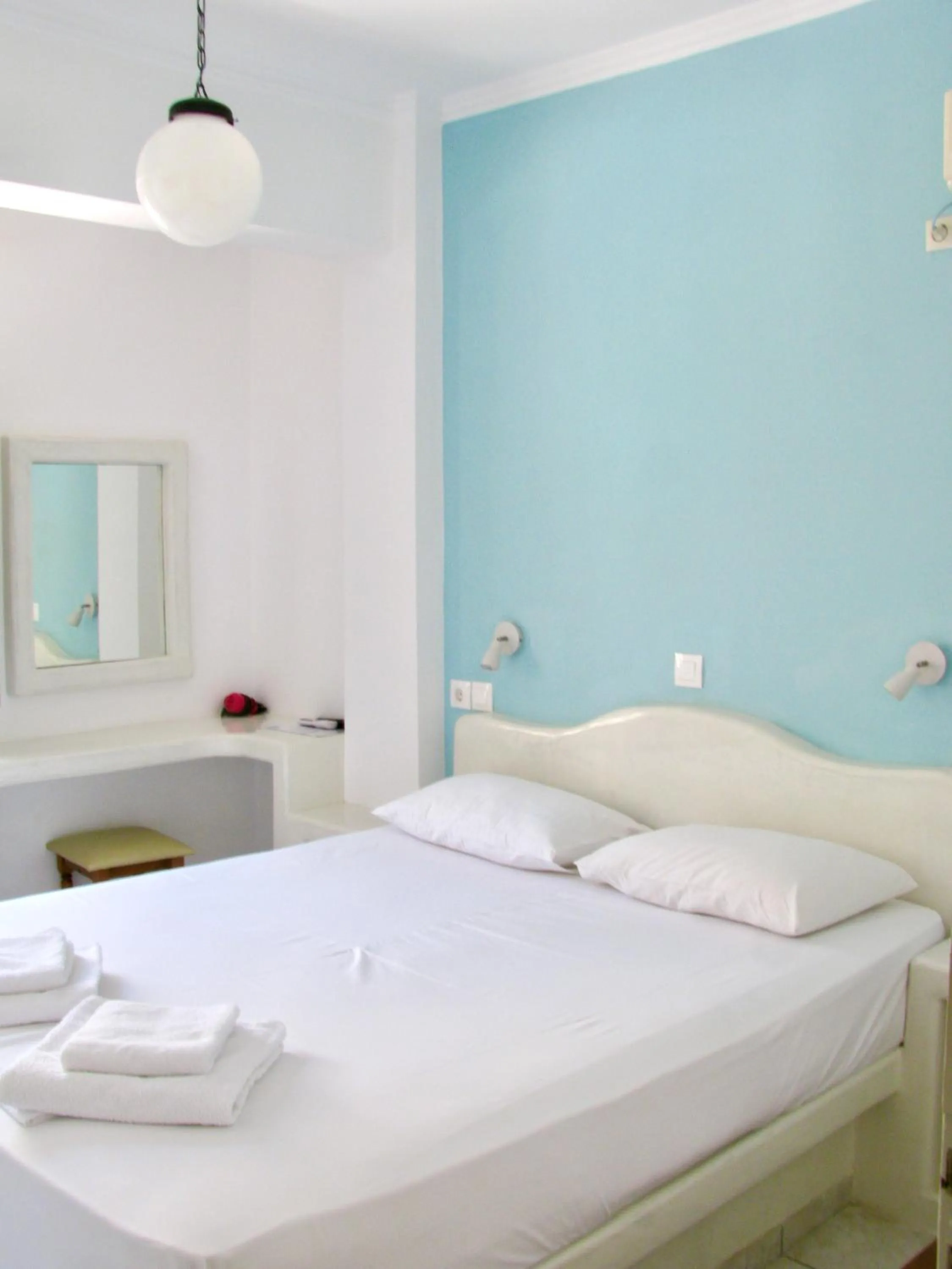 Bed in Sail Inn Studios & Apartments