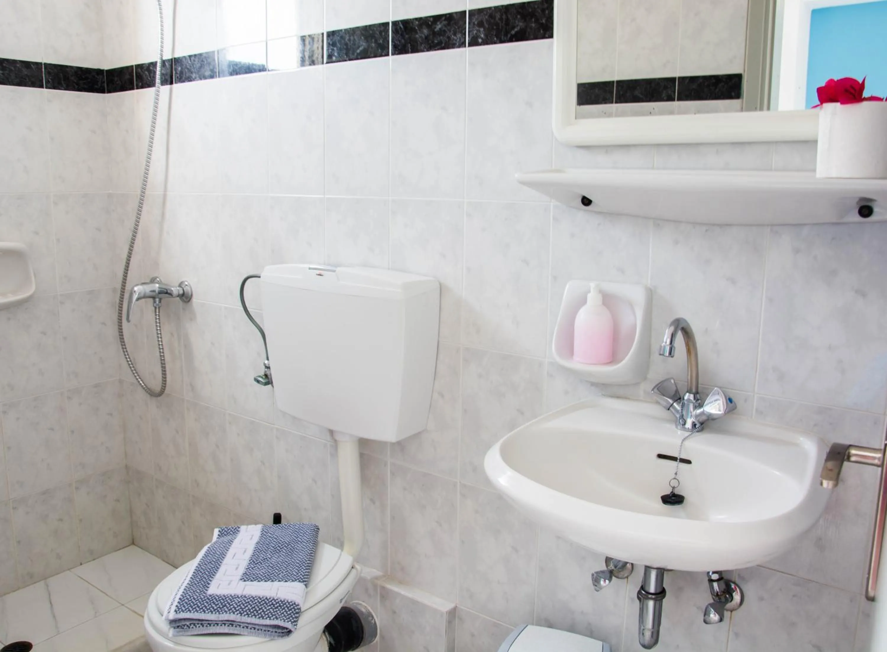 Shower in Sail Inn Studios & Apartments