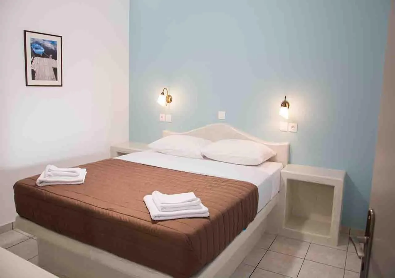 Bed in Sail Inn Studios & Apartments
