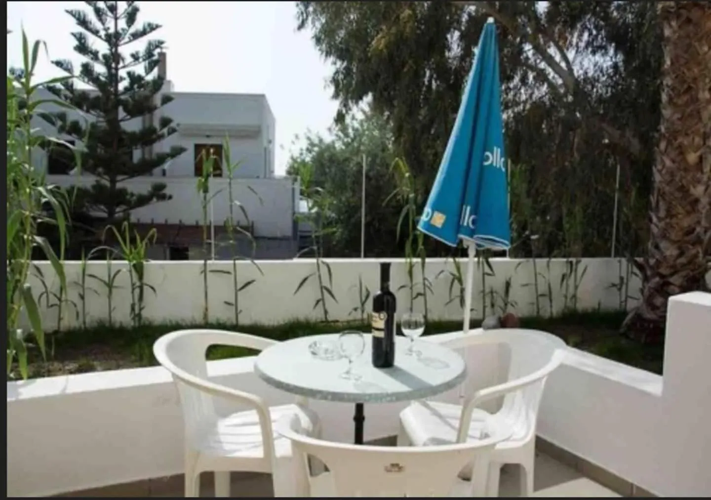 Patio in Sail Inn Studios & Apartments