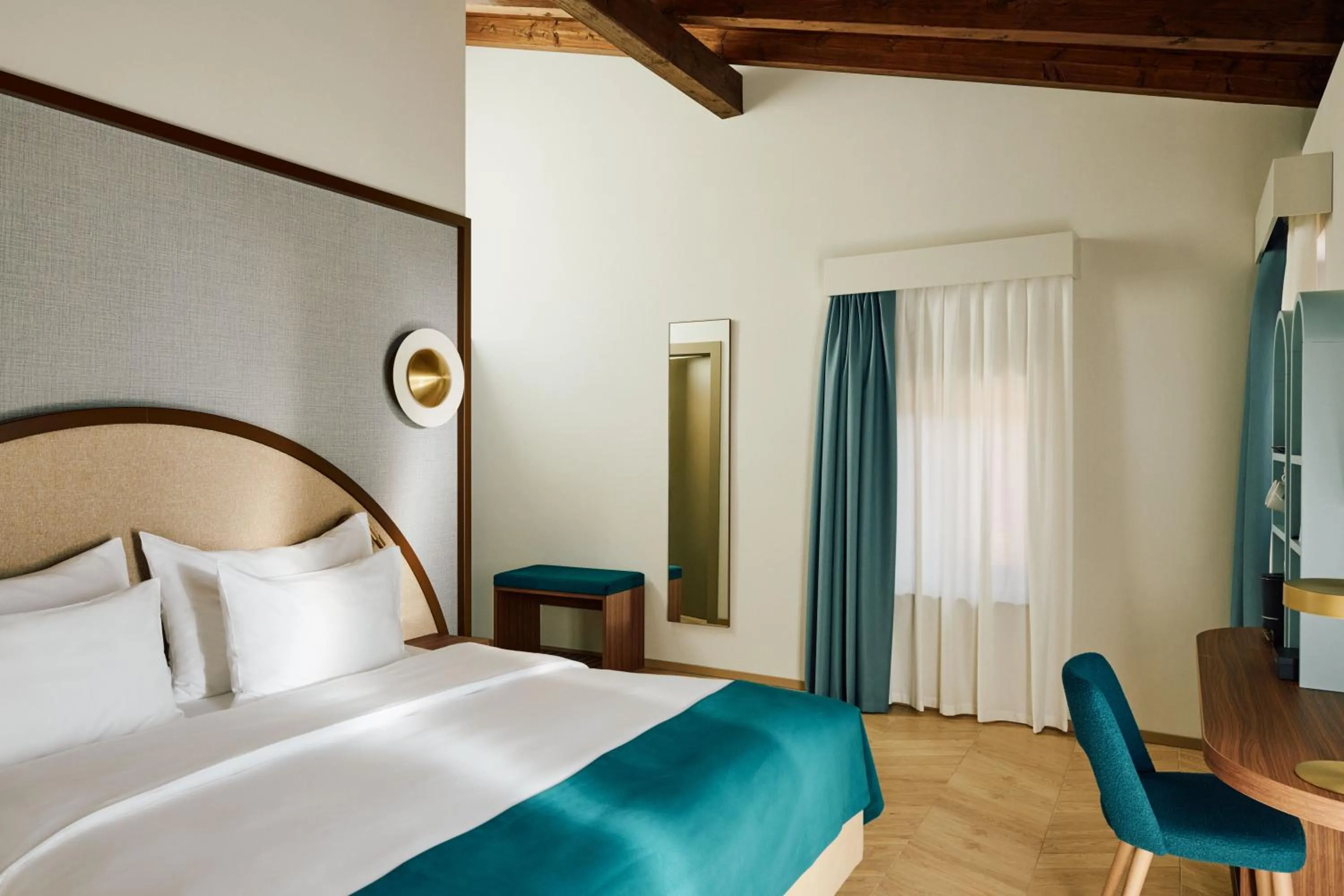 Bedroom, Bed in Vista Lakefront Boutique Hotel