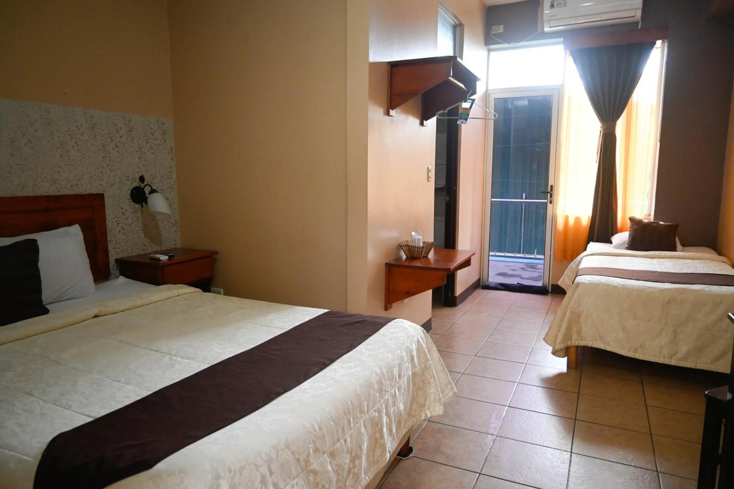 room service, Bed in Hotel Las Colinas