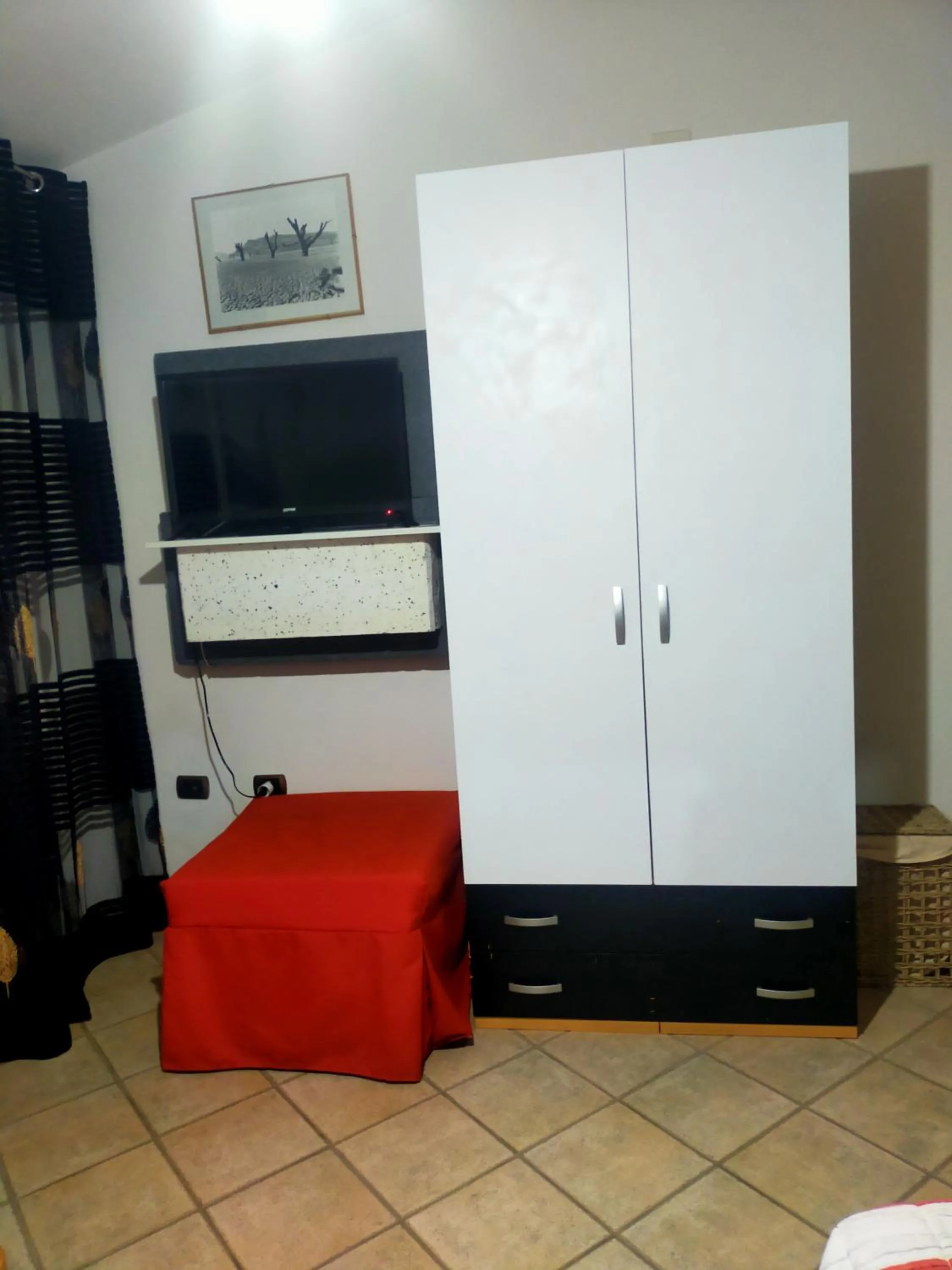 wardrobe, Bed in B&B S'arenada