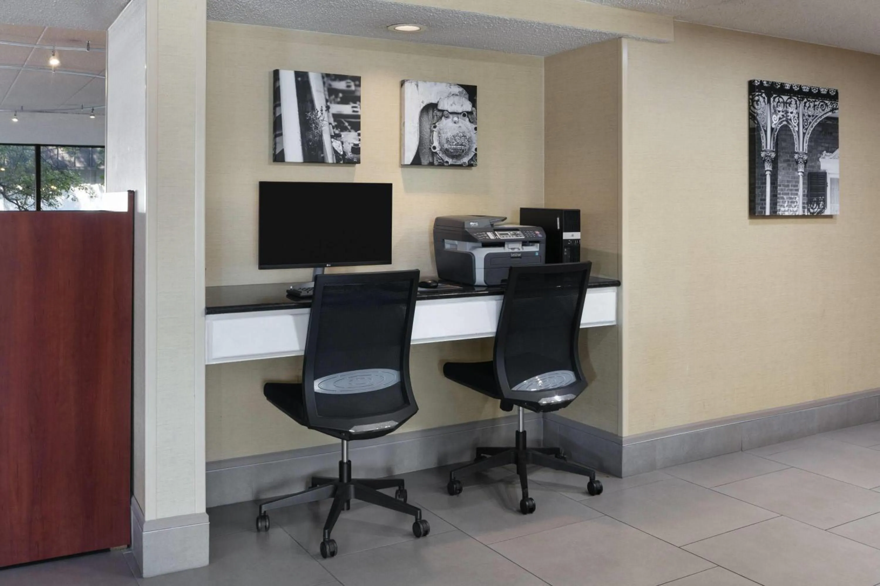 Business facilities in Wingate by Wyndham Lincoln Airport East I-80