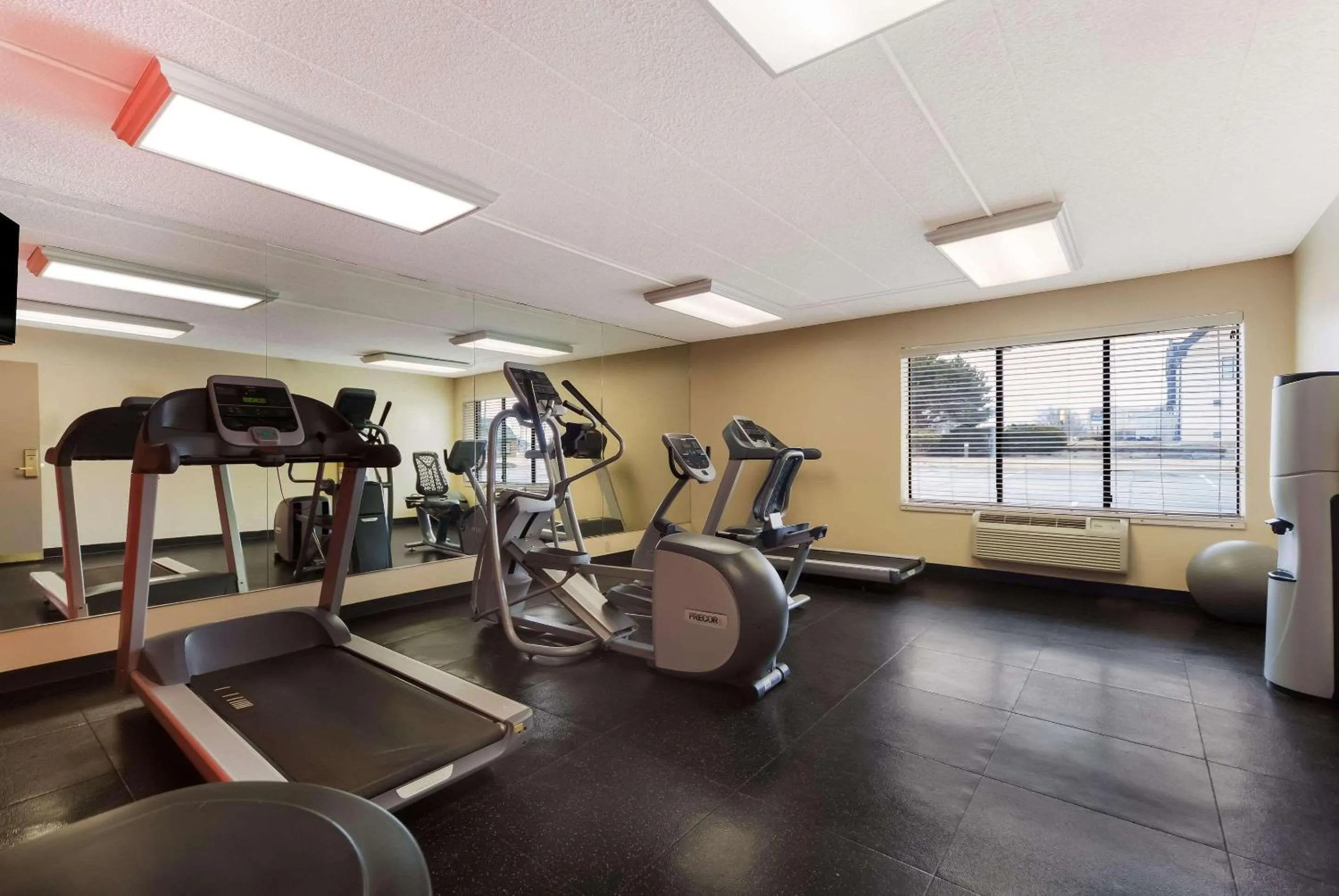 Fitness centre/facilities in Country Inn & Suites by Radisson, Lincoln Airport, NE