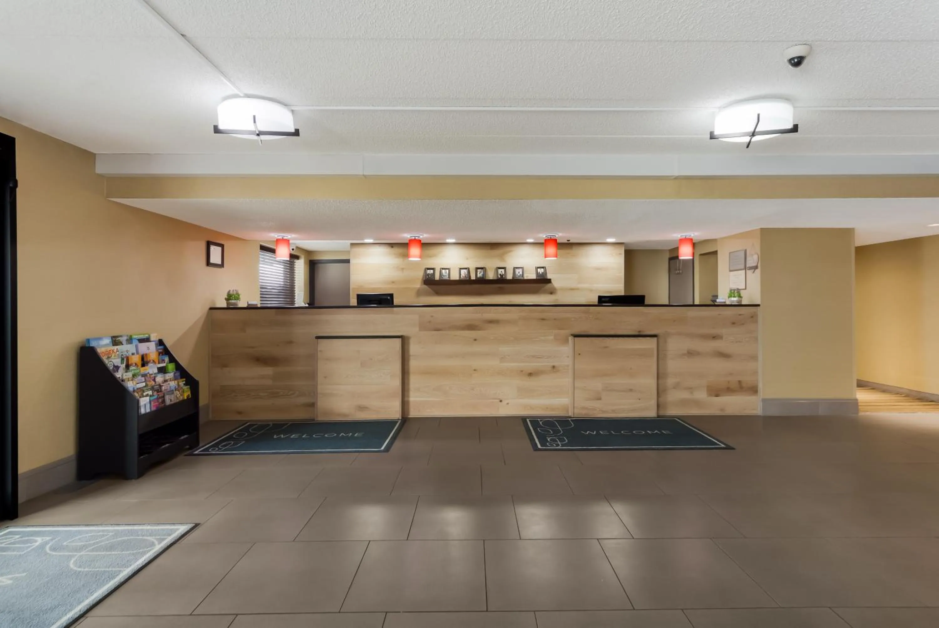 Lobby or reception in Country Inn & Suites by Radisson, Lincoln Airport, NE