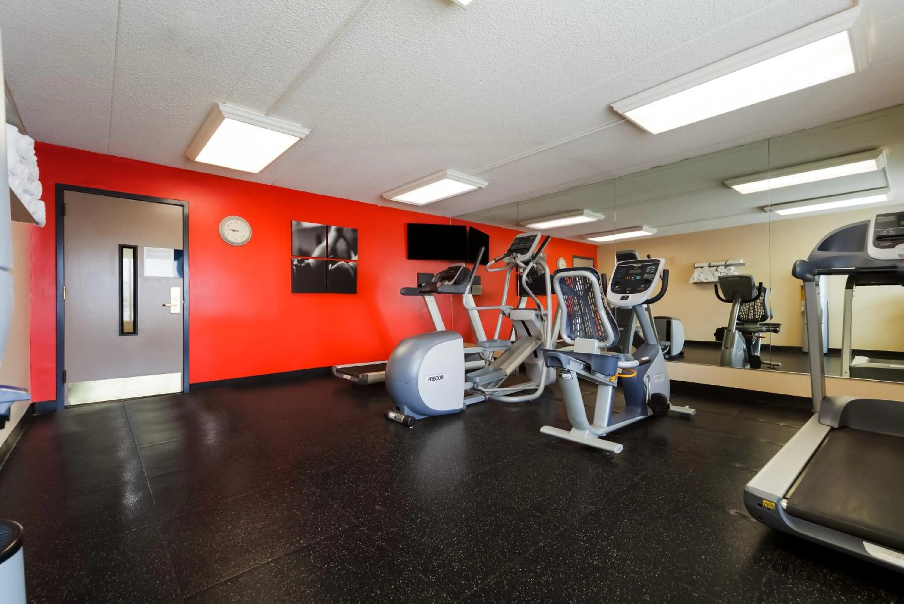 Fitness centre/facilities in Country Inn & Suites by Radisson, Lincoln Airport, NE