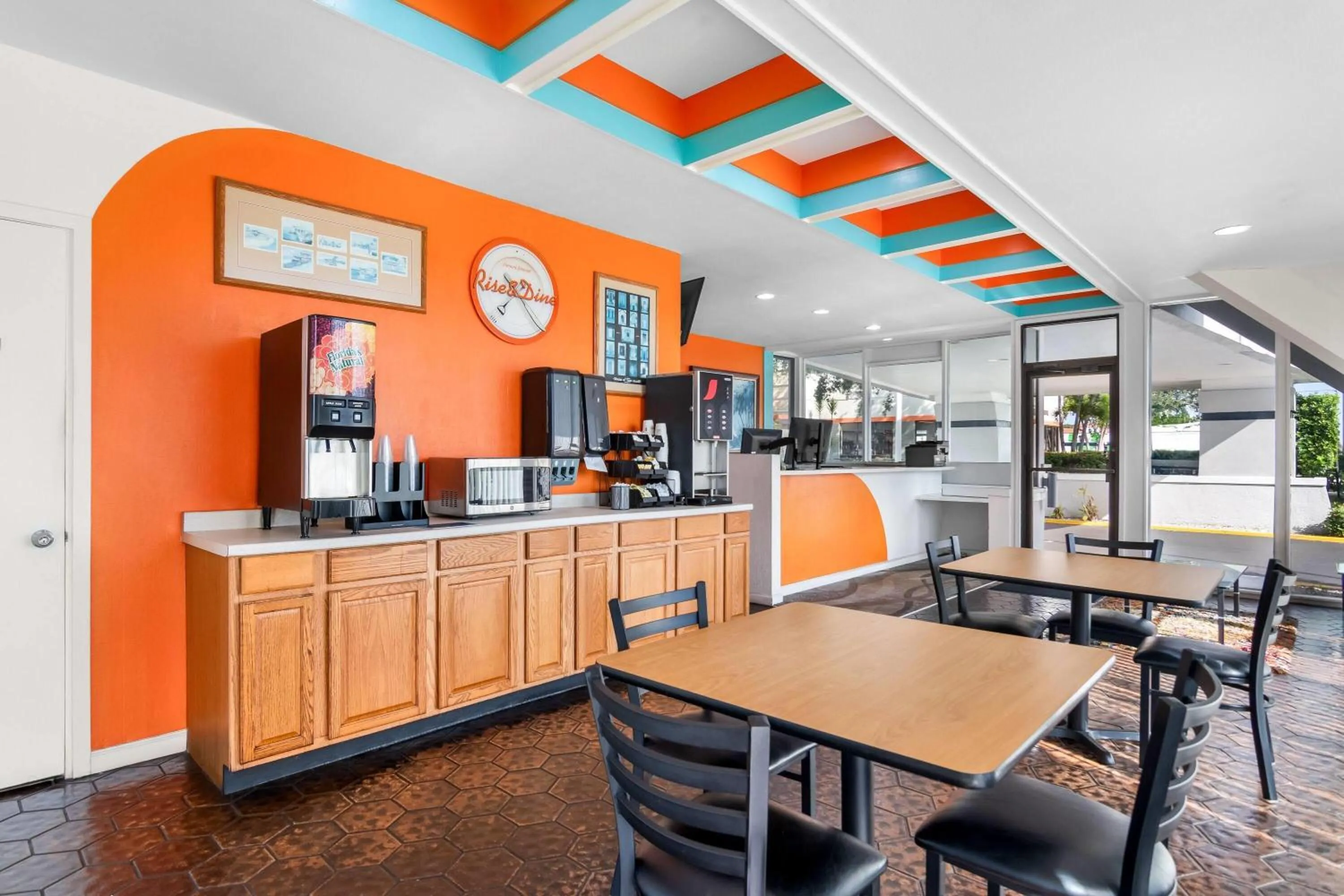 Restaurant/places to eat in Howard Johnson by Wyndham Vero Beach / Downtown