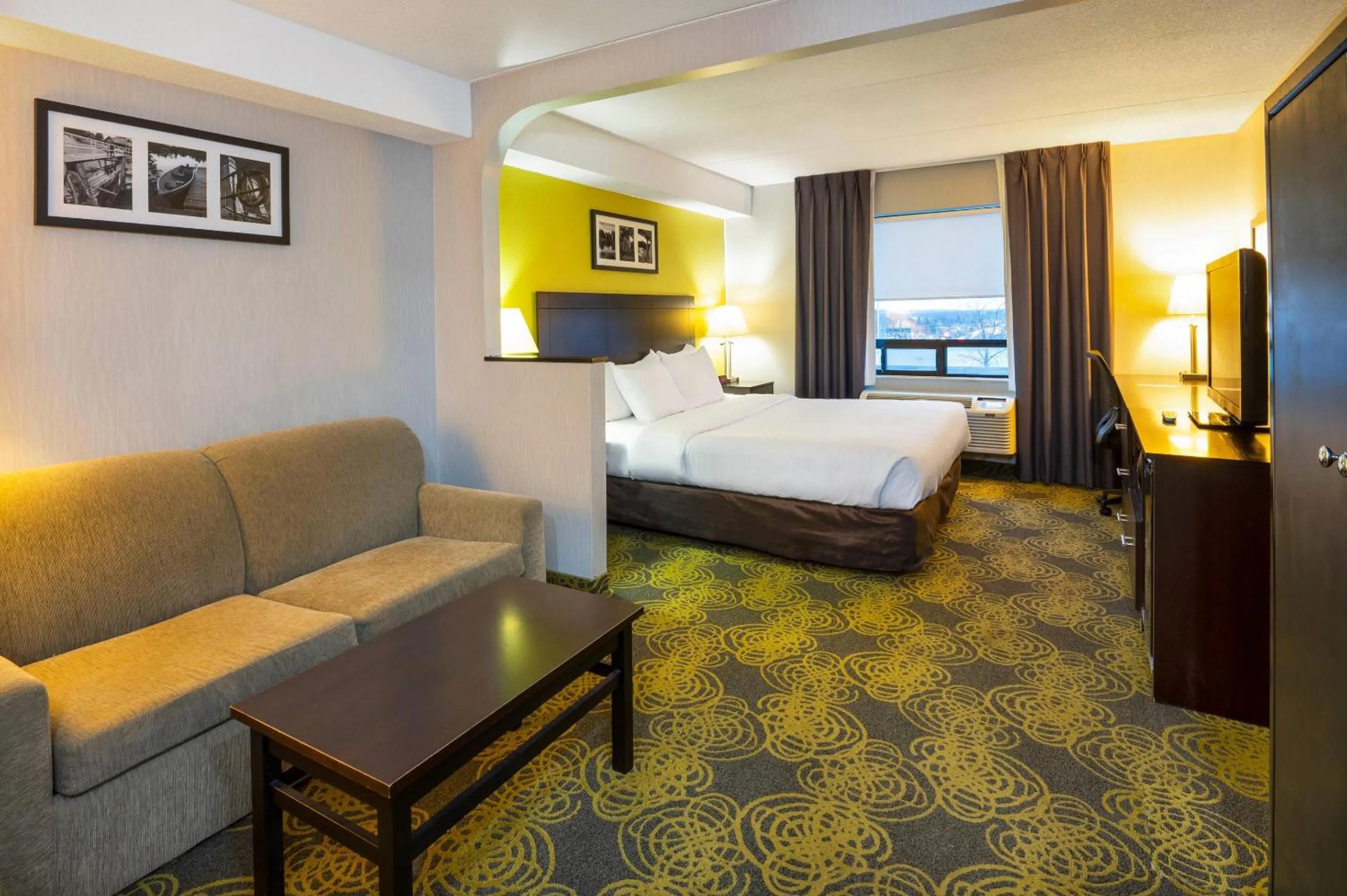 Bedroom, Bed in Comfort Hotel & Suites