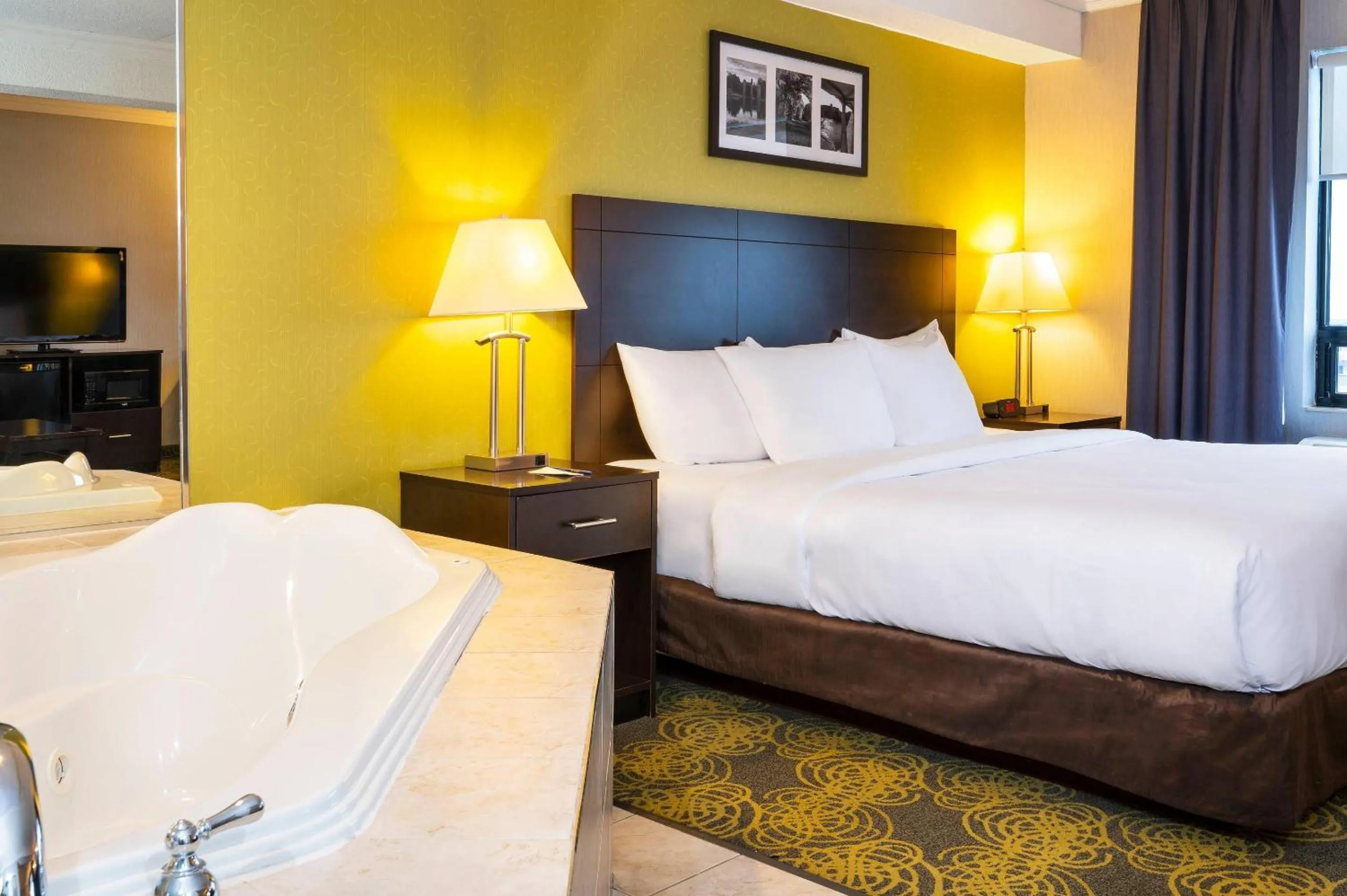 Bedroom, Bed in Comfort Hotel & Suites