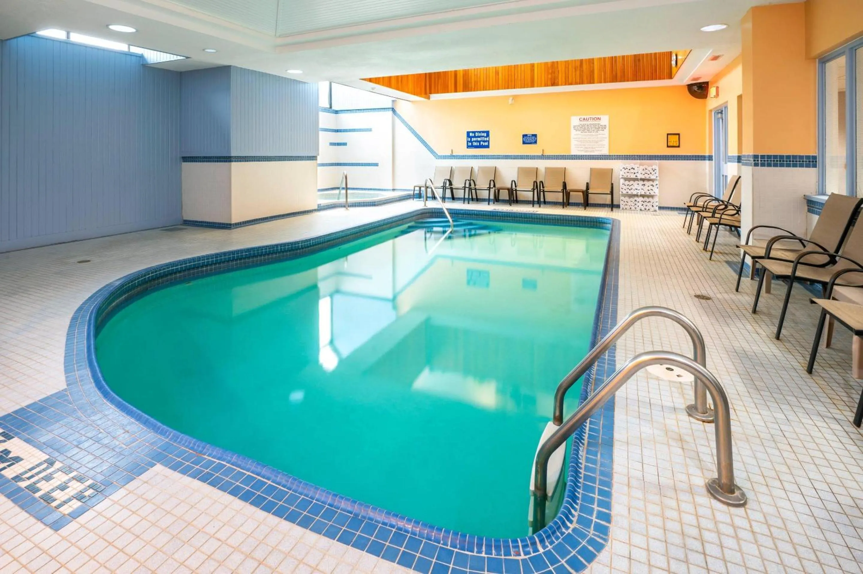 Swimming pool in Comfort Hotel & Suites