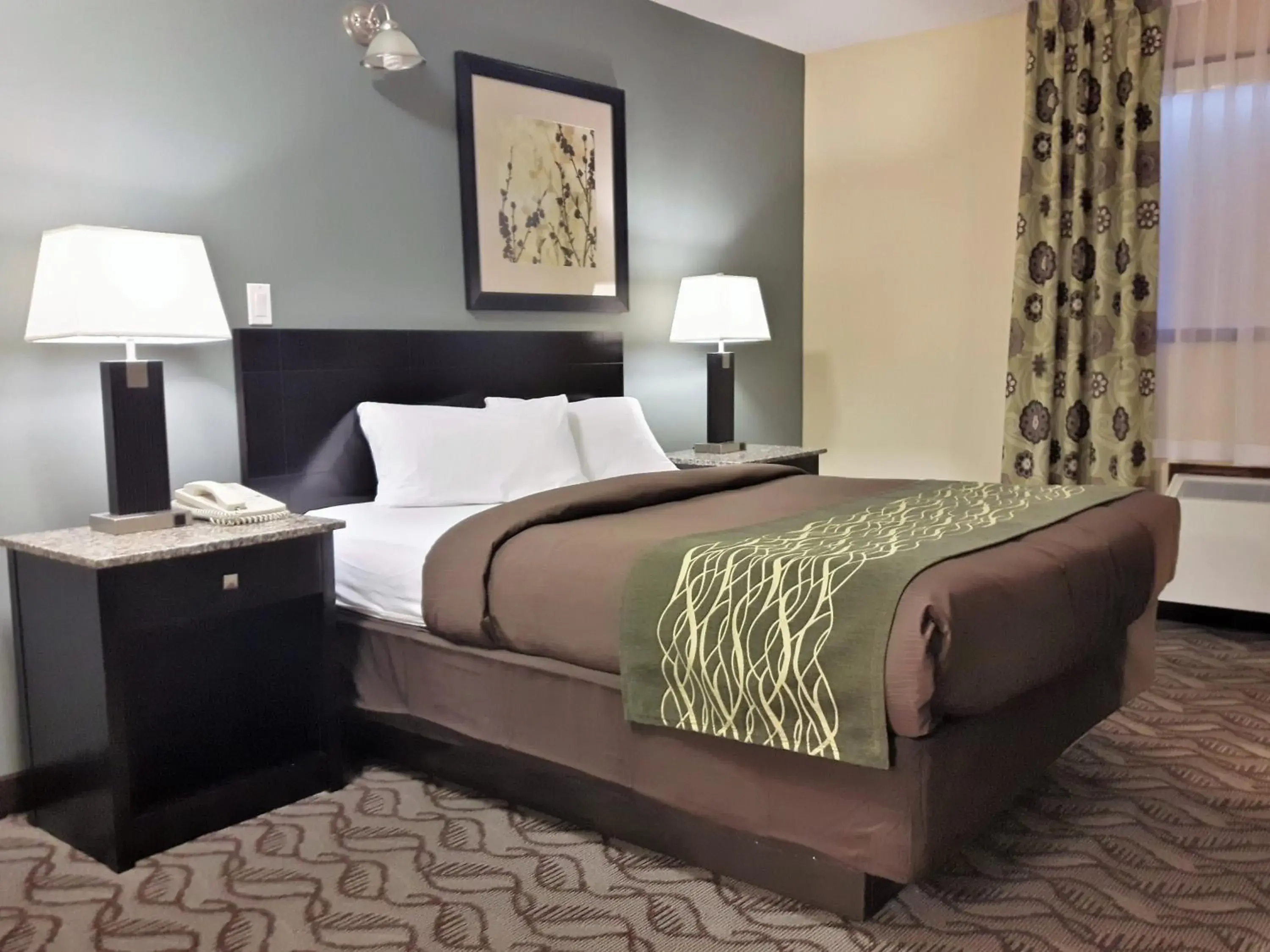 Queen Room - single occupancy in Lacombe Motor Inn Queen Room - single occupancy in Lacombe Motor Inn