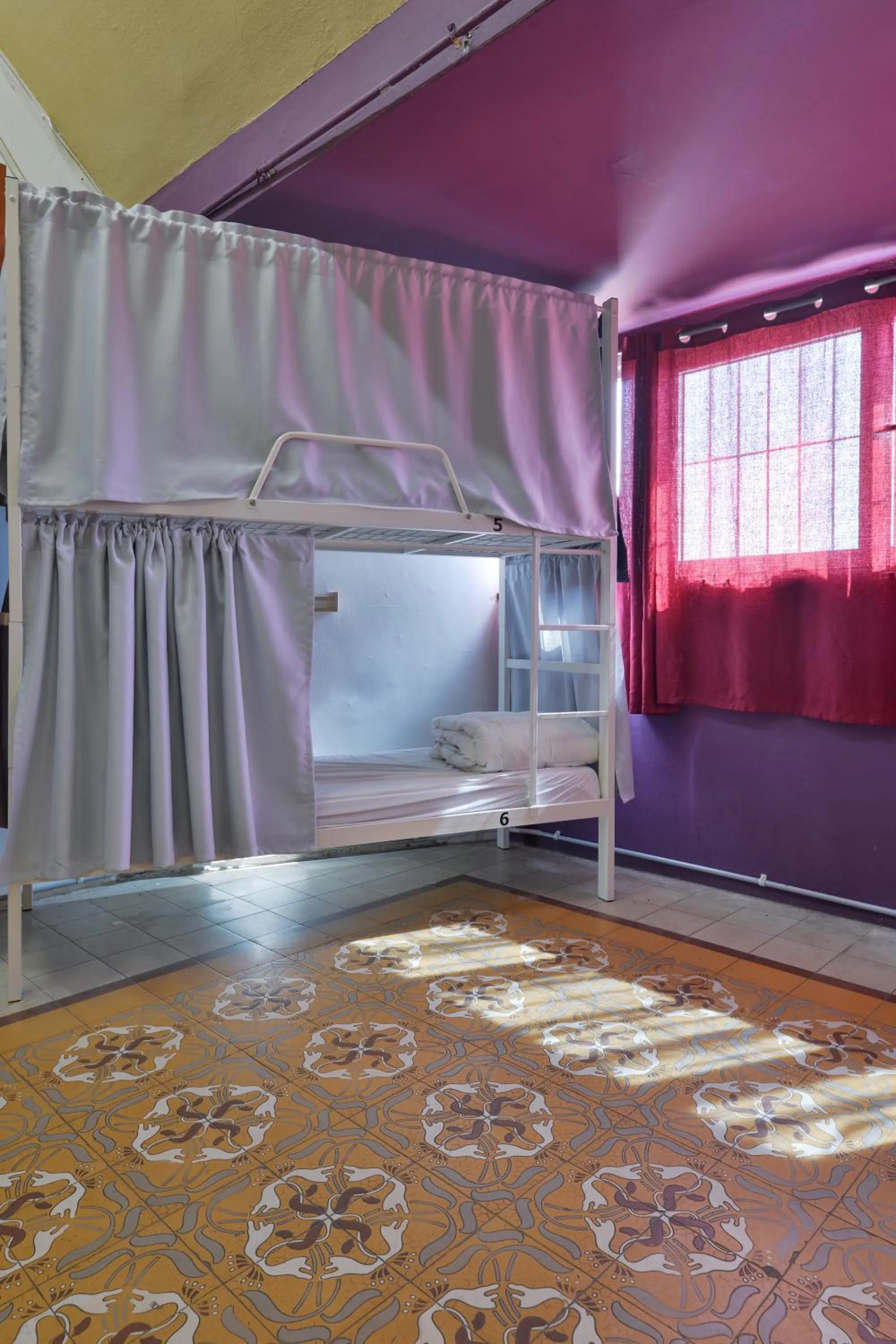 Roger's Hostel Tel Aviv (age 18-45)