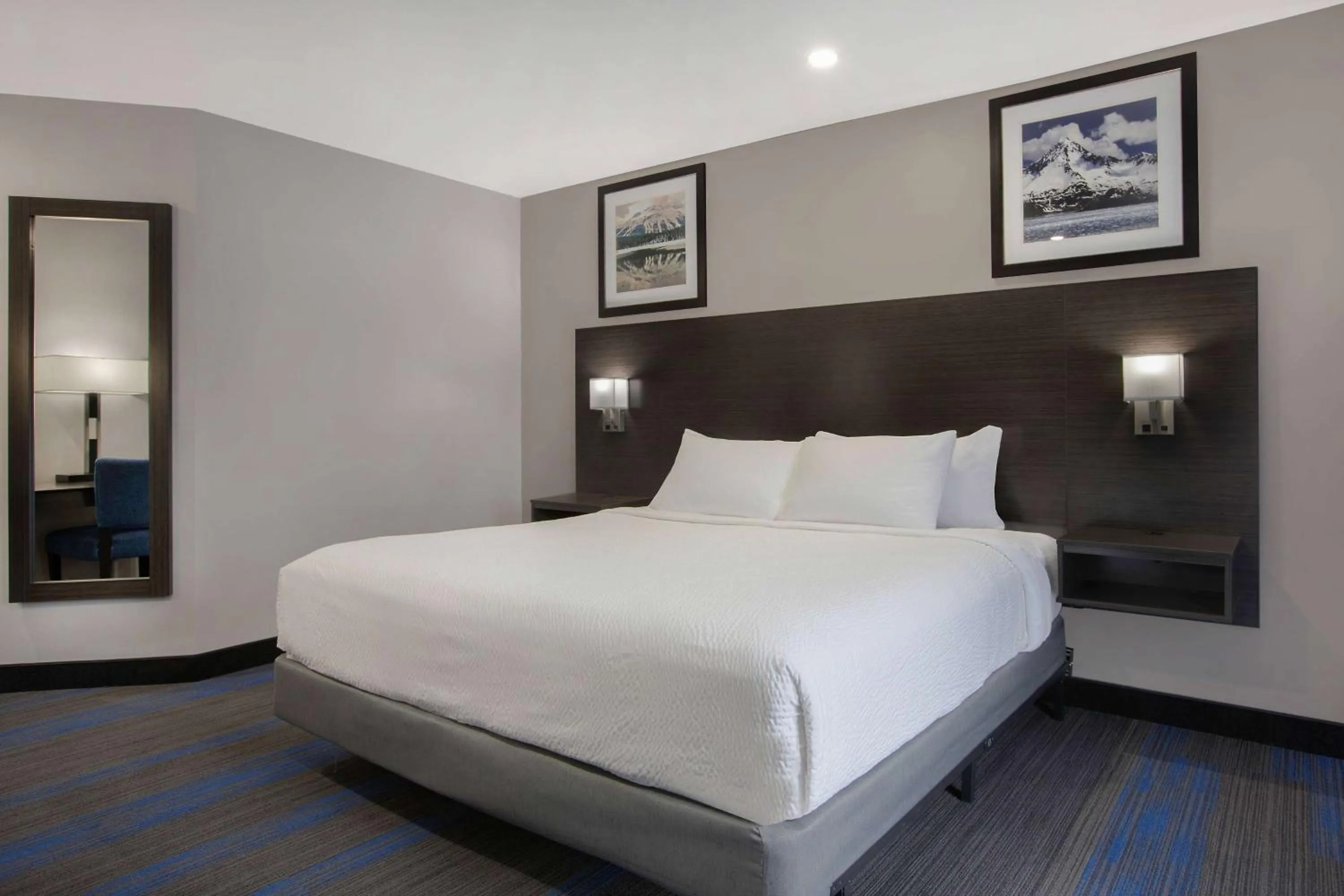 Photo of the whole room, Bed in Days Inn by Wyndham Barrie