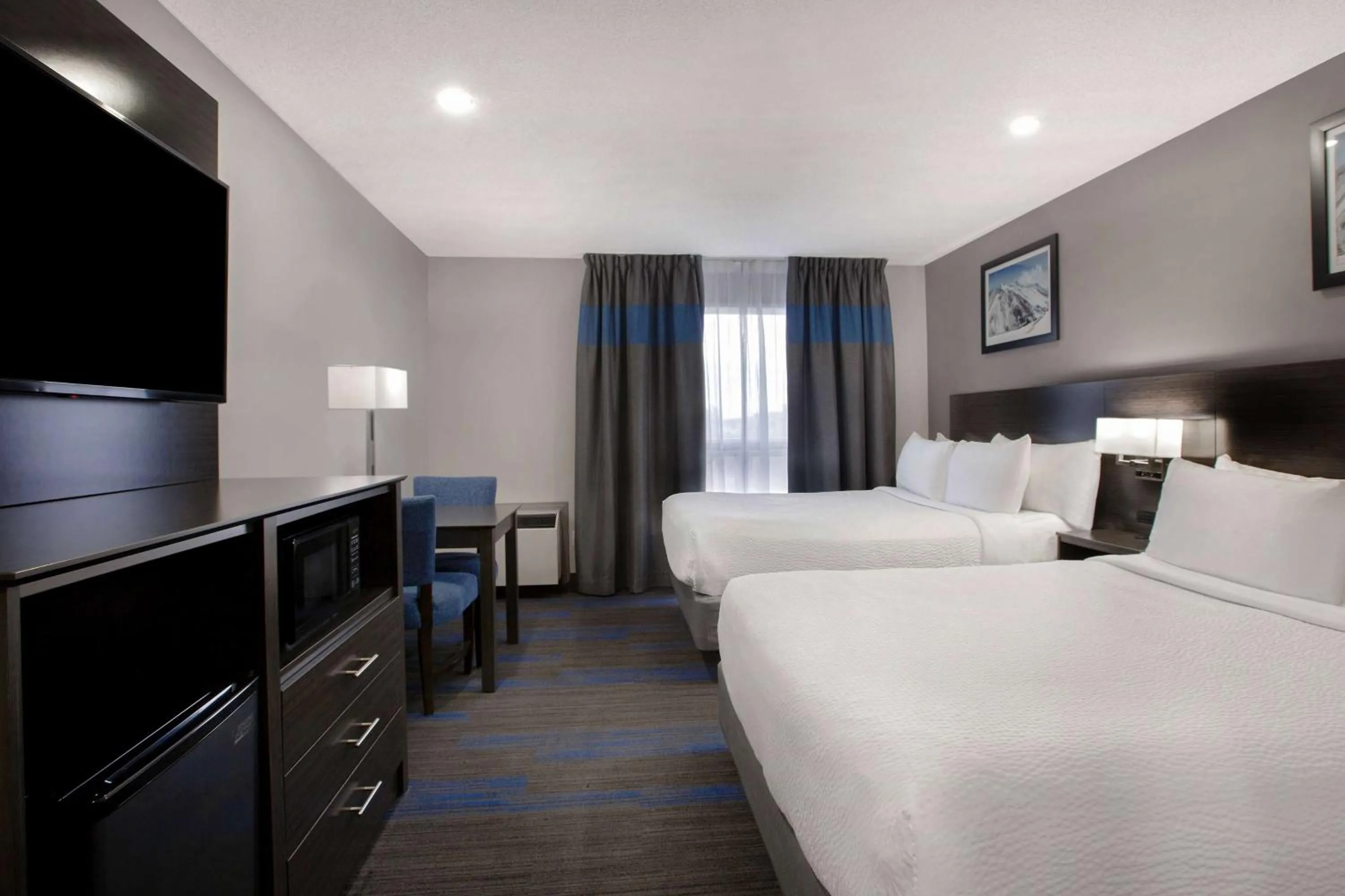 Photo of the whole room, Bed in Days Inn by Wyndham Barrie