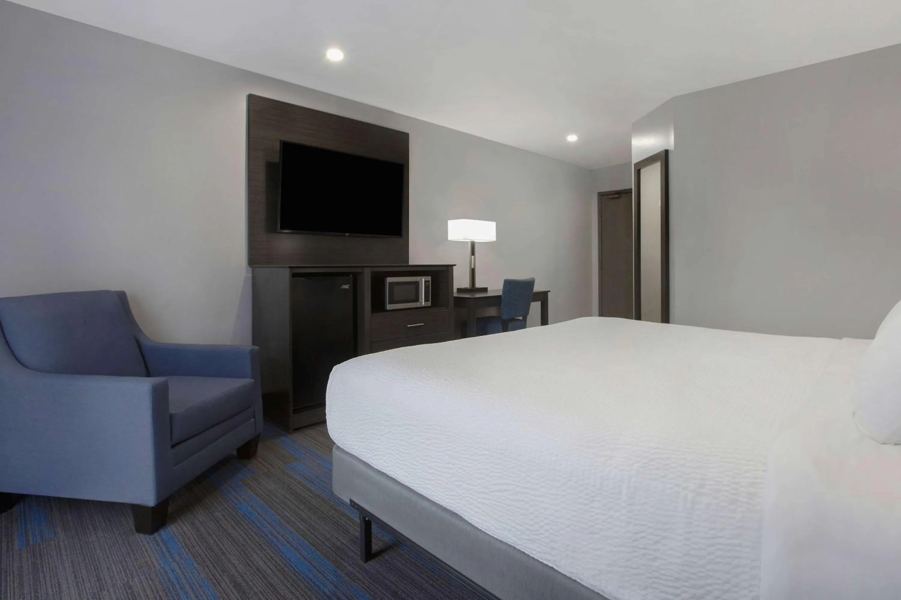 Photo of the whole room, Bed in Days Inn by Wyndham Barrie